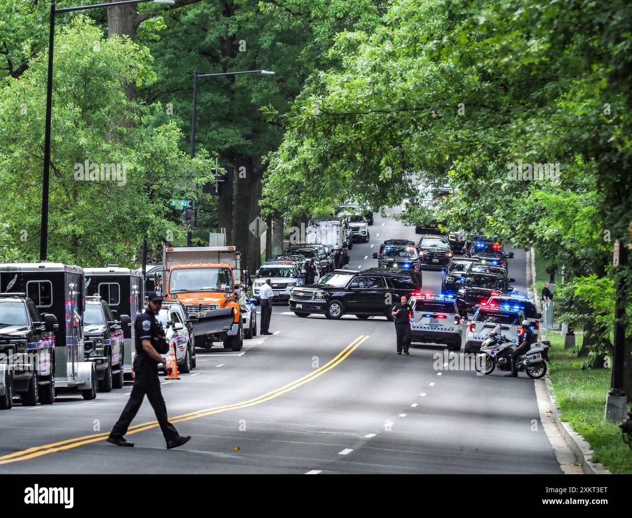 Washington, District of Columbia, USA. 24 luglio 2024. Gli agenti della polizia del Campidoglio e dei servizi segreti sorvegliano una verdeggiante strada del quartiere mentre il primo ministro israeliano Benjamin NetanyahuÃs si dirige verso un luogo dove parlerà prima del suo discorso a Capitol Hill. (Credit Image: © sue Dorfman/ZUMA Press Wire) SOLO PER USO EDITORIALE! Non per USO commerciale! Foto Stock