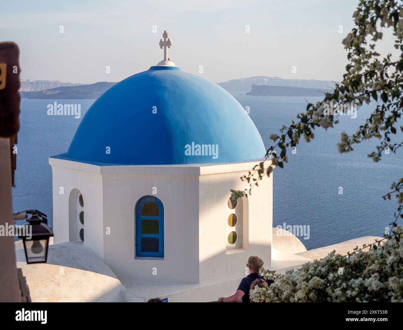 Santorini blu chiesa a cupola Foto Stock