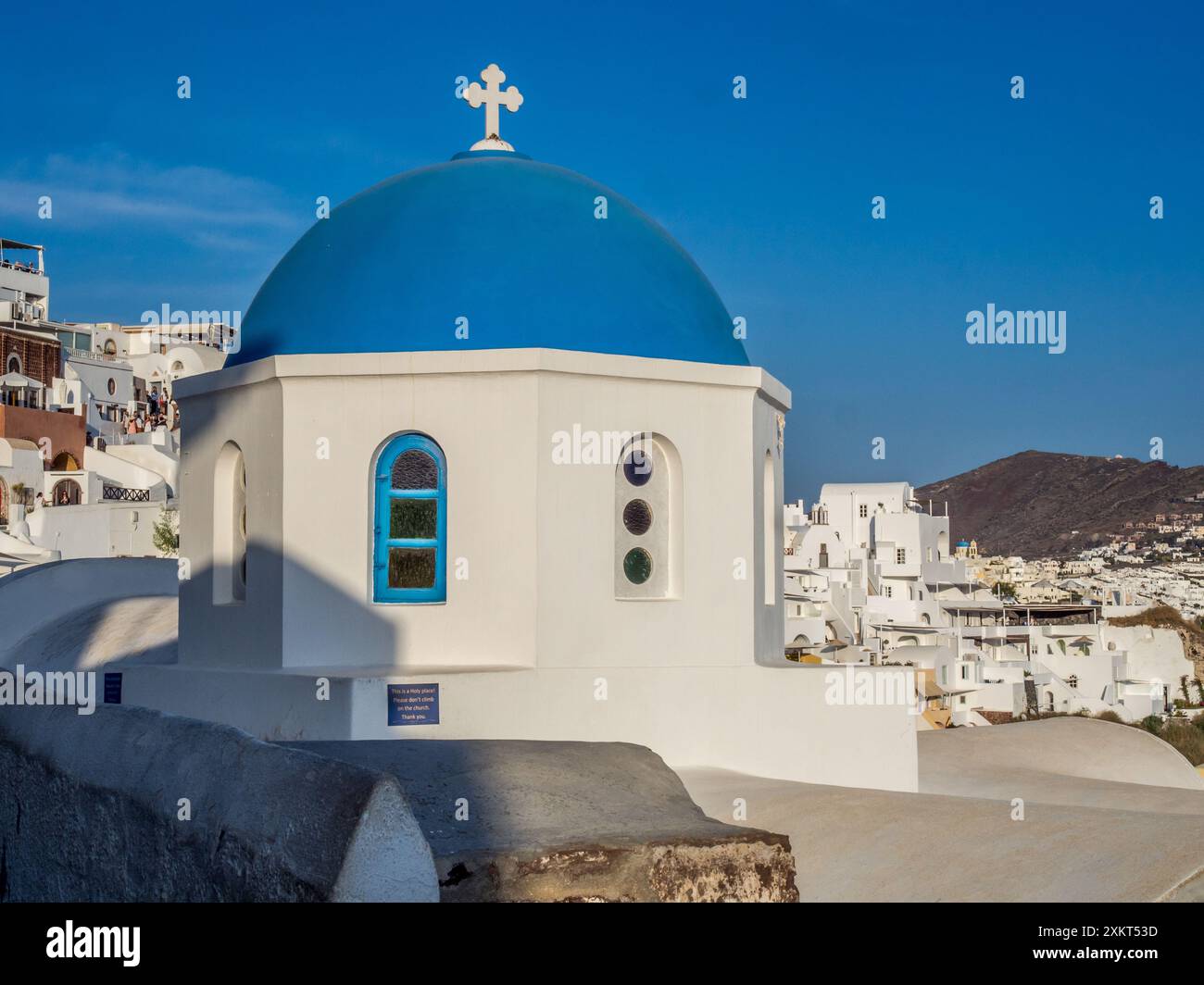 Santorini blu chiesa a cupola Foto Stock