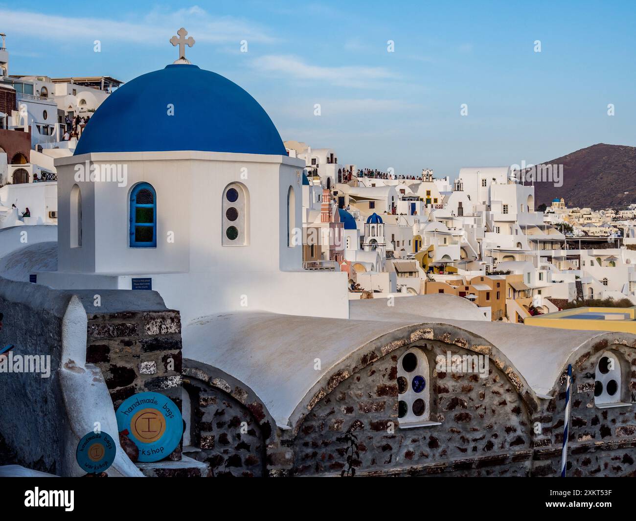 Santorini blu chiesa a cupola Foto Stock