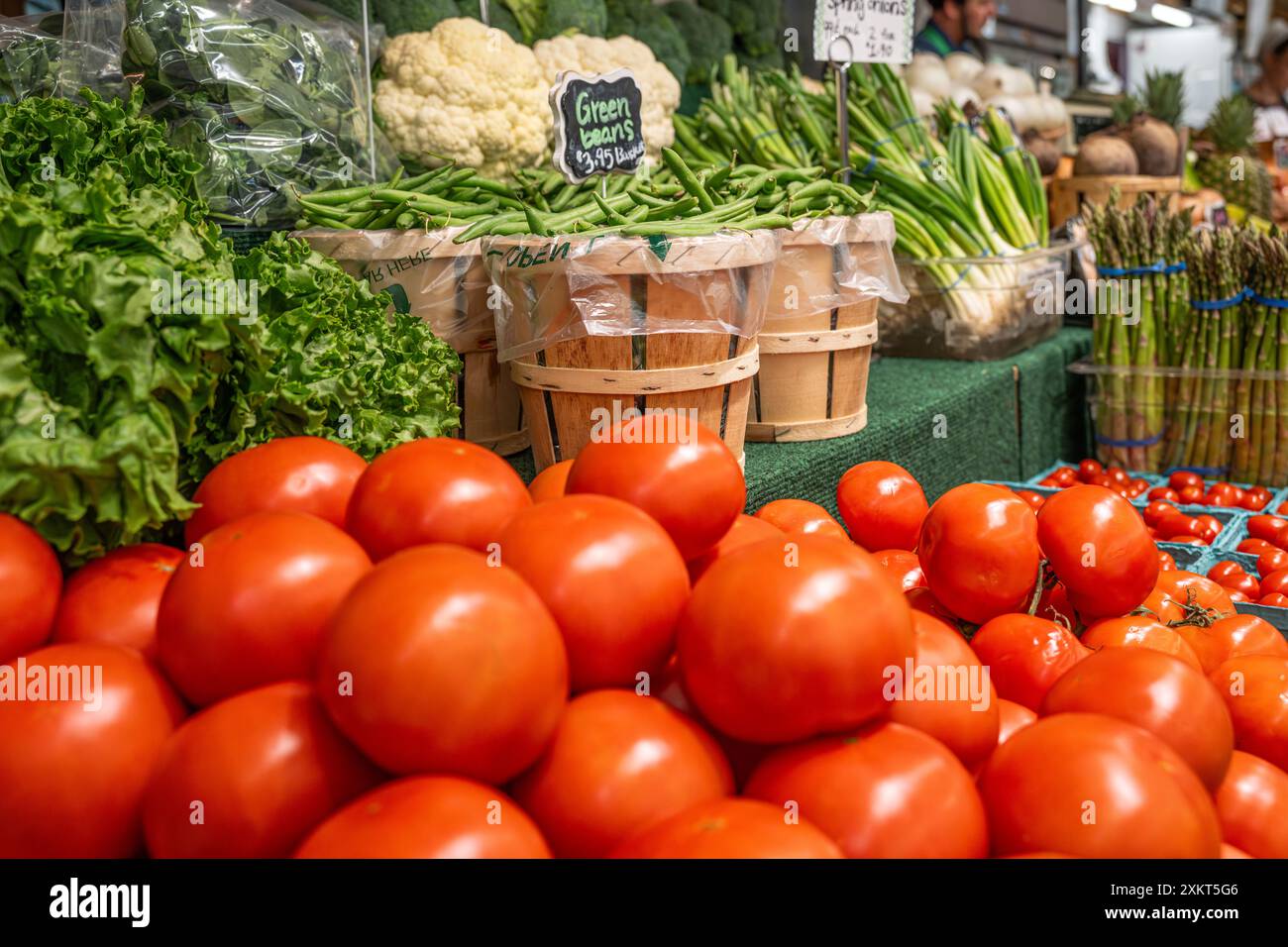 Esposizione di prodotti freschi e colorati presso il Bird in Hand Farmers Market, nel cuore della regione Amish della contea di Lancaster in Pennsylvania. (USA) Foto Stock