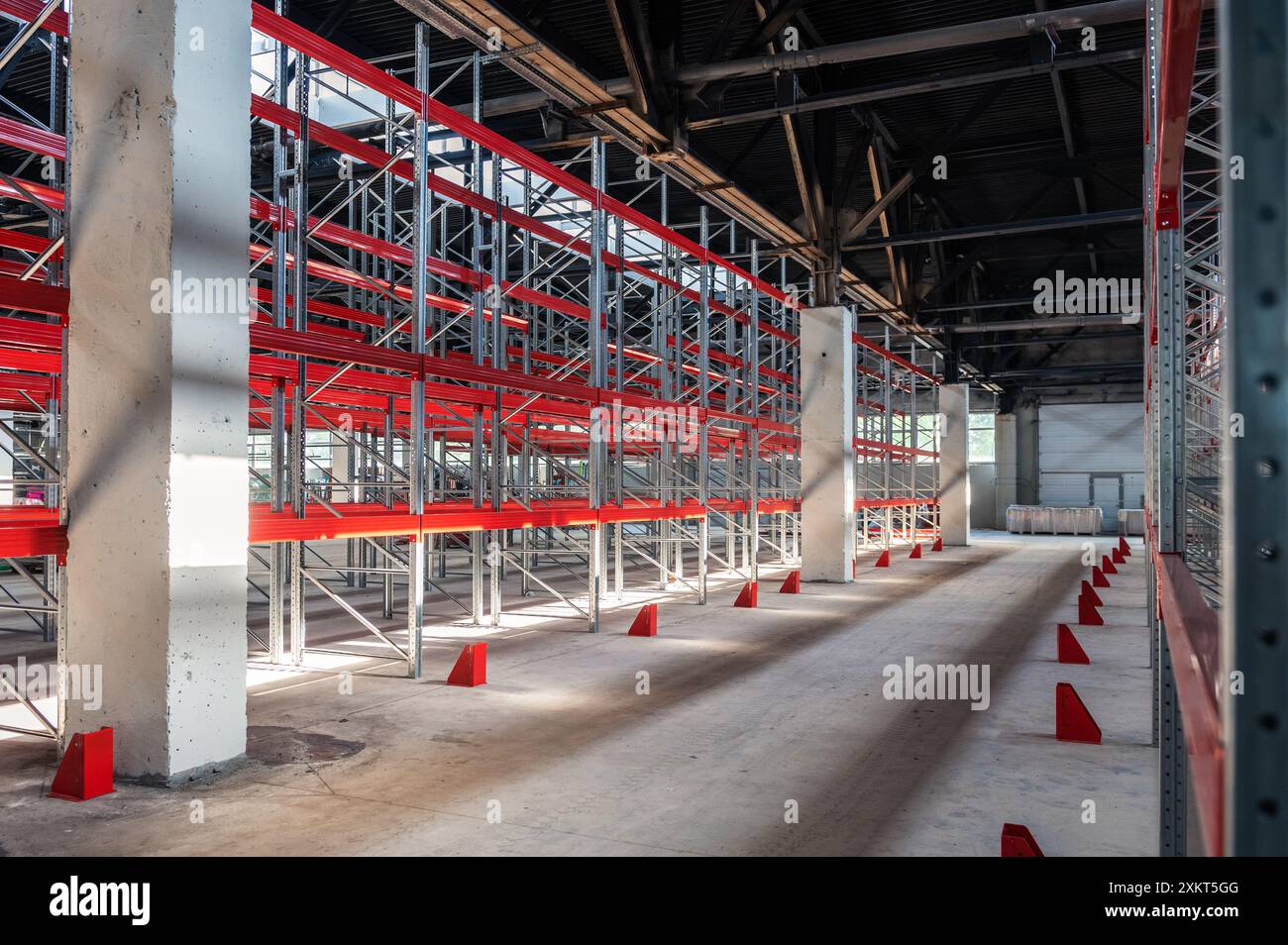 concetto di magazzino logistico con scaffali per pallet vuoti alti e sistema di scaffalature Foto Stock