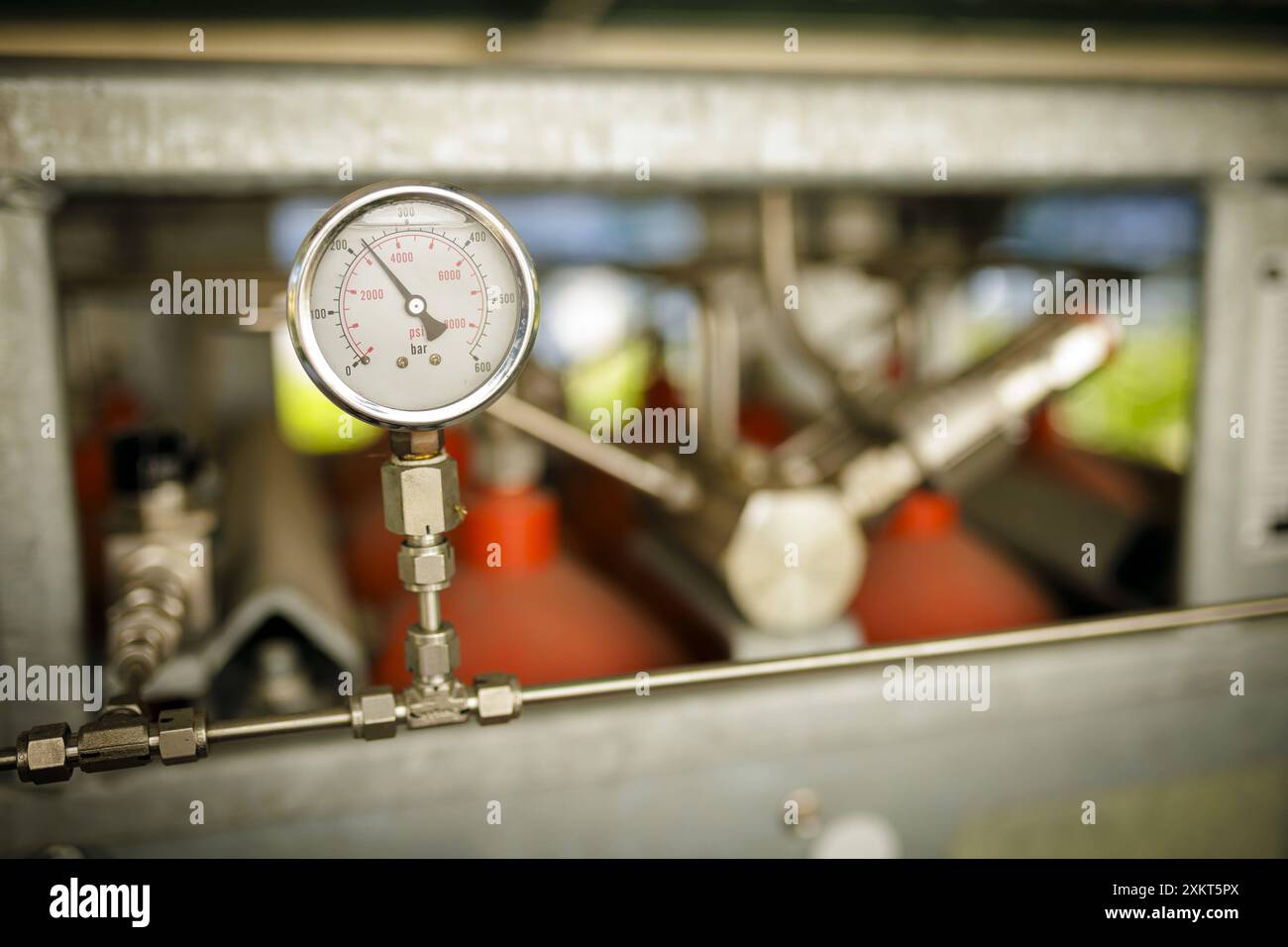 Pilotprojekt zur Produktion und Anwendung von gruenem Wasserstoff GH2 im Bereich der Mikromobilitaet Lastenfahrraeder zur CO2 Einsparung. Universitaet Rio de Janeiro. Rio de Janeiro, 22.07.2024. Fotografiert im Auftrag des Bundesentwicklungsministeriums Rio de Janeiro Brasilien *** progetto pilota per la produzione e l'applicazione di idrogeno verde GH2 nel campo della micromobilità biciclette da carico per la riduzione di CO2 Università di Rio de Janeiro Rio de Janeiro, 22 07 2024 fotografato per conto del Ministero federale dello sviluppo Rio de Janeiro Brasile Copyright: xThomasxImoxBMZxphotothek.dex Foto Stock