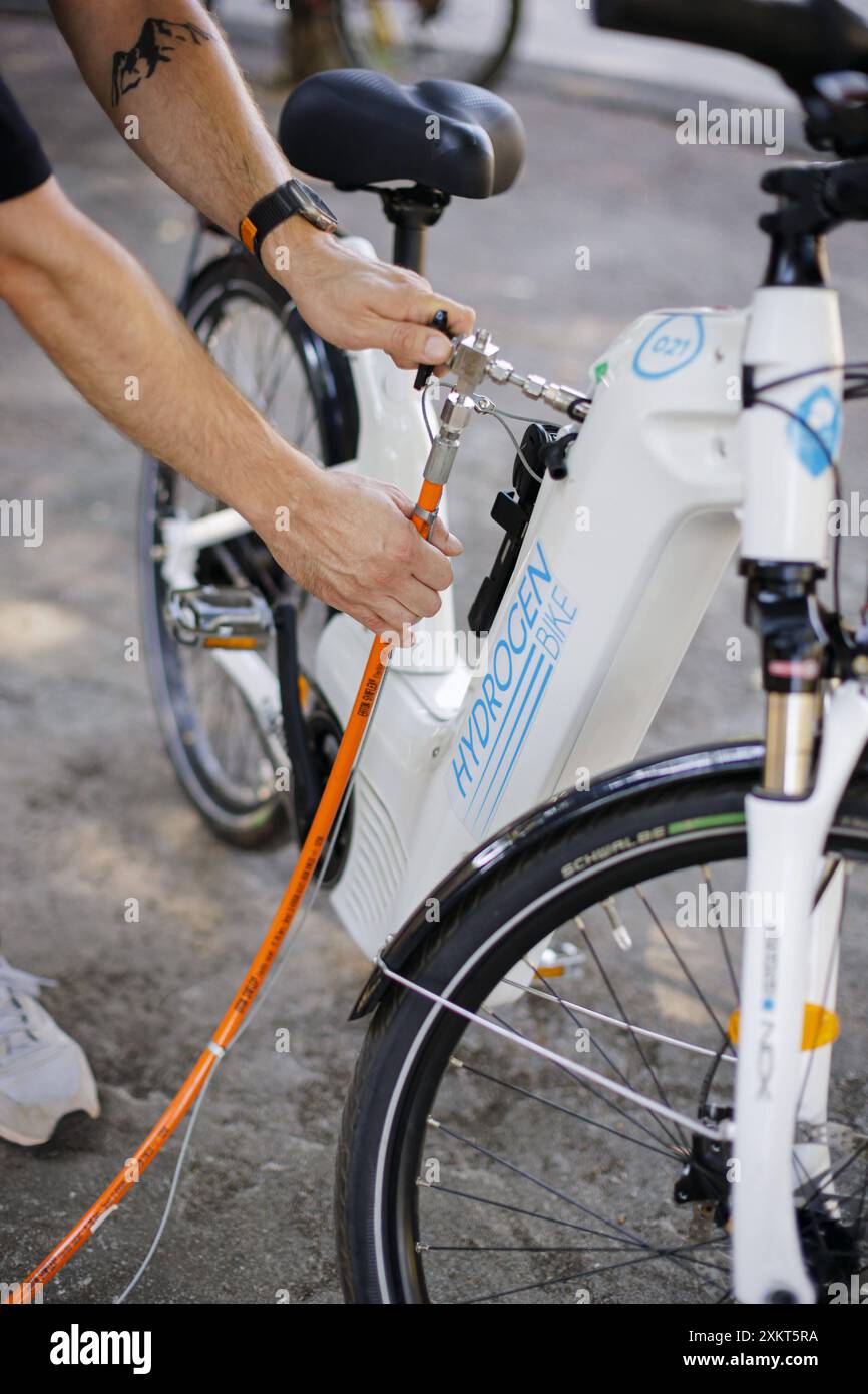 Pilotprojekt zur Produktion und Anwendung von gruenem Wasserstoff GH2 im Bereich der Mikromobilitaet Lastenfahrraeder zur CO2 Einsparung. Universitaet Rio de Janeiro. Ein Fahrrad wird mit Wasserstoff betankt. Rio de Janeiro, 22.07.2024. Fotografiert im Auftrag des Bundesentwicklungsministeriums Rio de Janeiro Brasilien *** progetto pilota per la produzione e l'applicazione di idrogeno verde GH2 nel campo della micromobilità biciclette da carico per la riduzione di CO2 Università di Rio de Janeiro Una bicicletta è rifornita di idrogeno Rio de Janeiro, 22 07 2024 fotografato per conto del Ministero federale Foto Stock