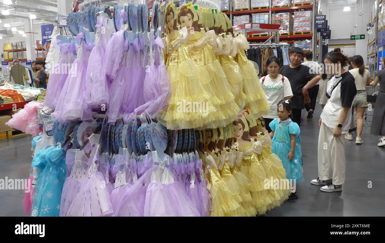 Gli acquirenti hanno visto guardare l'abito da principessa nella catena americana di magazzini al dettaglio riservati ai soci, il negozio Sam's Club a Shenzhen, Cina Foto Stock