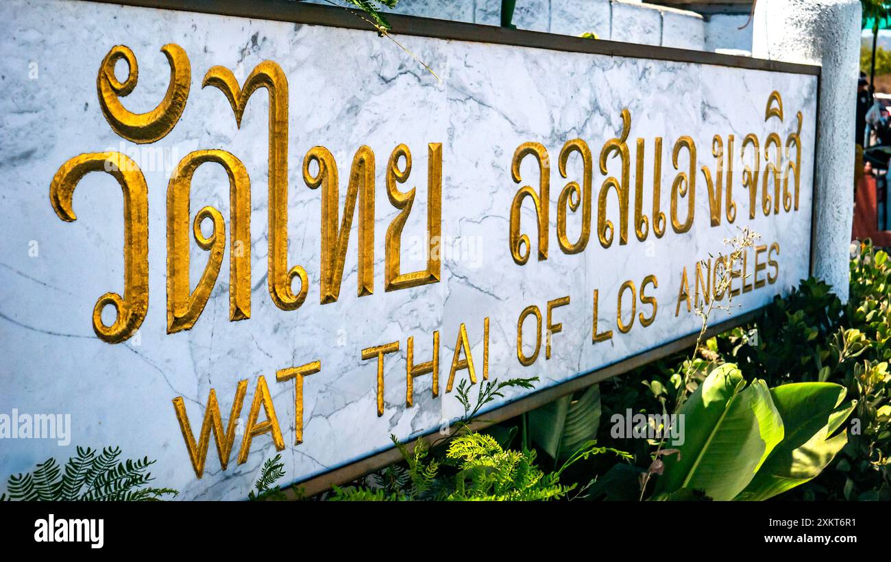 Un cartello all'ingresso del Wat Thai di Los Angeles, California, il più grande tempio buddista tailandese DI LOS ANGELES Foto Stock