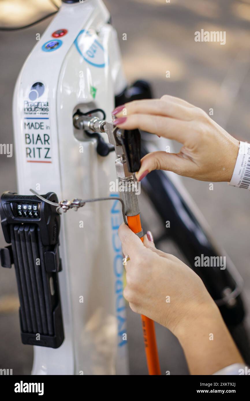 Pilotprojekt zur Produktion und Anwendung von gruenem Wasserstoff GH2 im Bereich der Mikromobilitaet Lastenfahrraeder zur CO2 Einsparung. Universitaet Rio de Janeiro. Ein Fahrrad wird mit Wasserstoff betankt. Rio de Janeiro, 22.07.2024. Fotografiert im Auftrag des Bundesentwicklungsministeriums Rio de Janeiro Brasilien *** progetto pilota per la produzione e l'applicazione di idrogeno verde GH2 nel campo della micromobilità biciclette da carico per la riduzione di CO2 Università di Rio de Janeiro Una bicicletta è rifornita di idrogeno Rio de Janeiro, 22 07 2024 fotografato per conto del Ministero federale Foto Stock