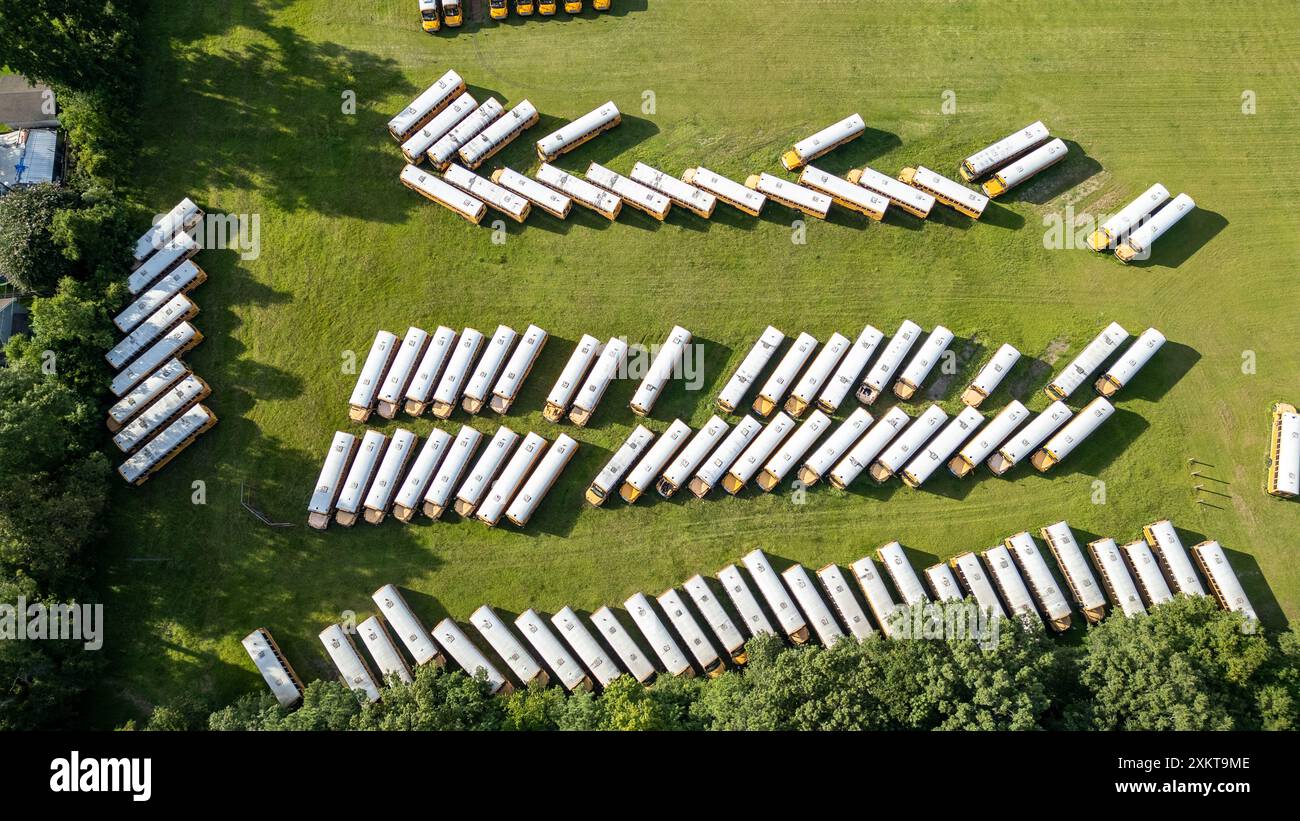 Vista aerea degli scuolabus gialli abbandonati nella contea di Chatham, appena fuori dal centro di Savannah - Georgia. Immagini ad alta risoluzione di colore giallo abbandonato Foto Stock