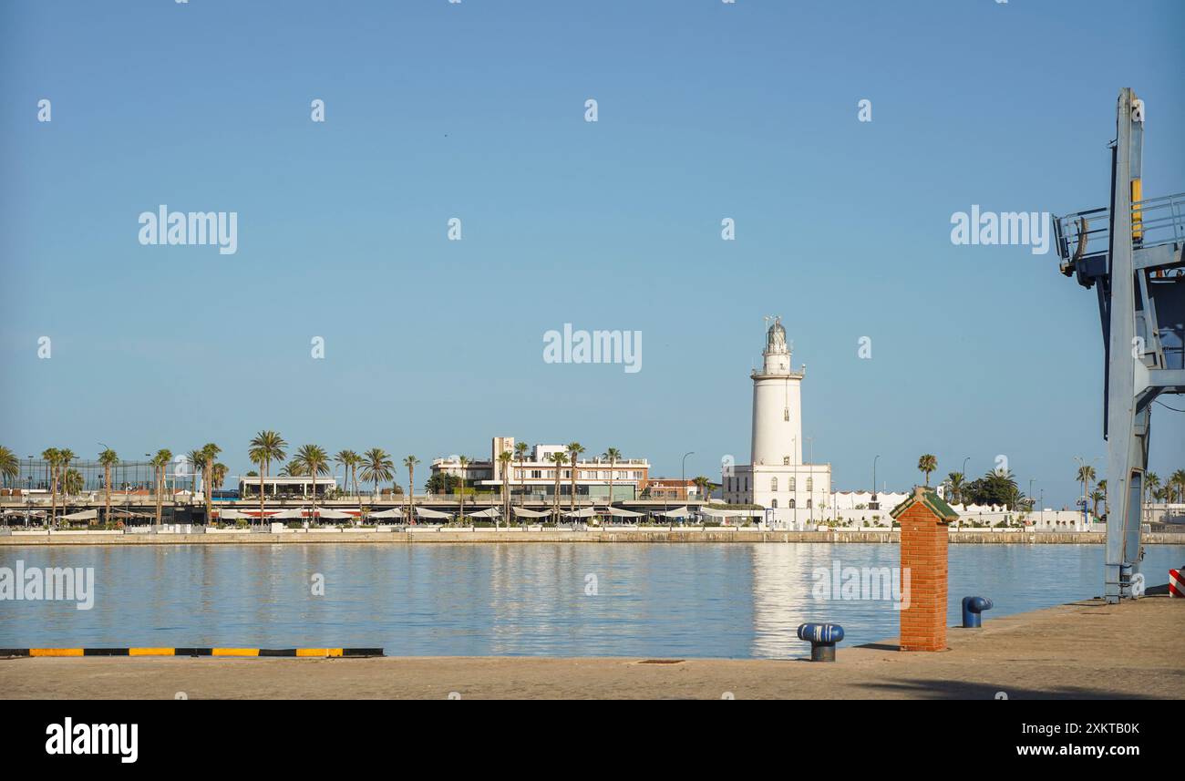 Faro nel porto di Malaga, al molo di Muelle uno, Andalusia, Spagna meridionale. Foto Stock
