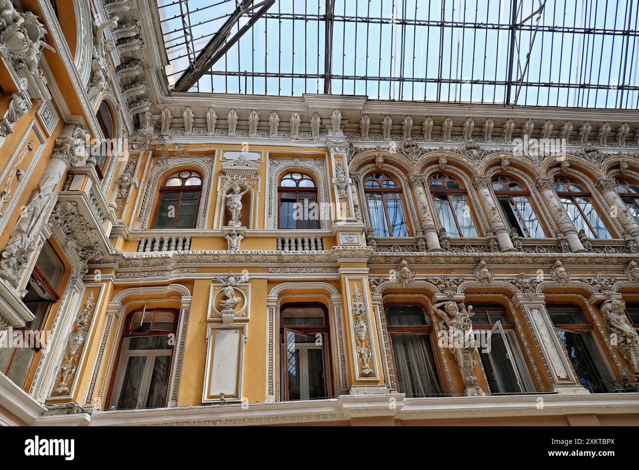 ODESA, UCRAINA - 23 LUGLIO 2024 - Odesa Passage è una galleria di negozi e un hotel in via Derybasivska nel centro della città costruito alla fine del XIX secolo, Odesa, Ucraina meridionale. Foto Stock
