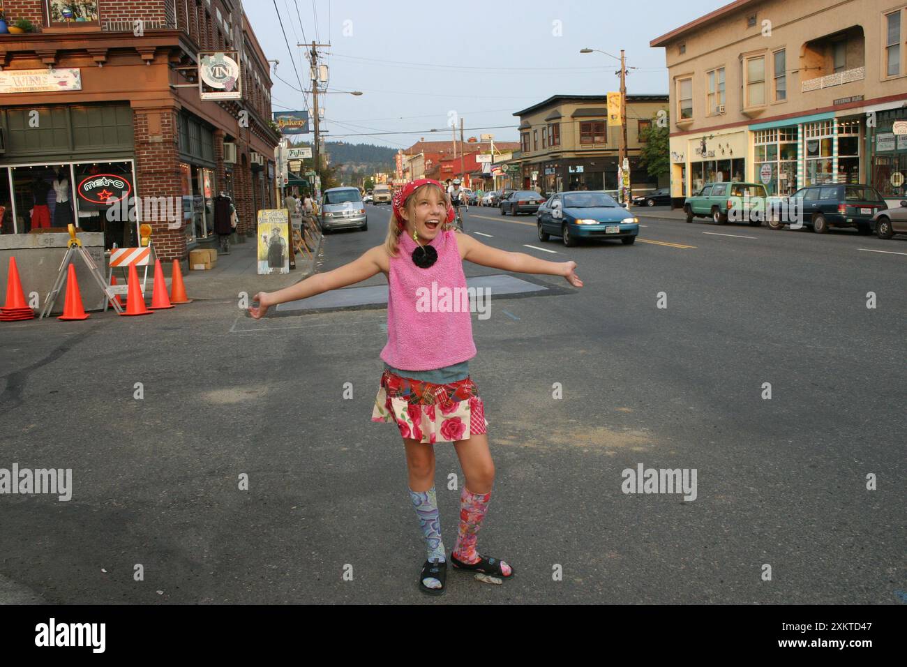 2003 calzini Mis-matched abito colorato e un'espressione di gioia che attraversa la strada di Portland, Oregon, il primo giorno dopo le scuole medie Foto Stock