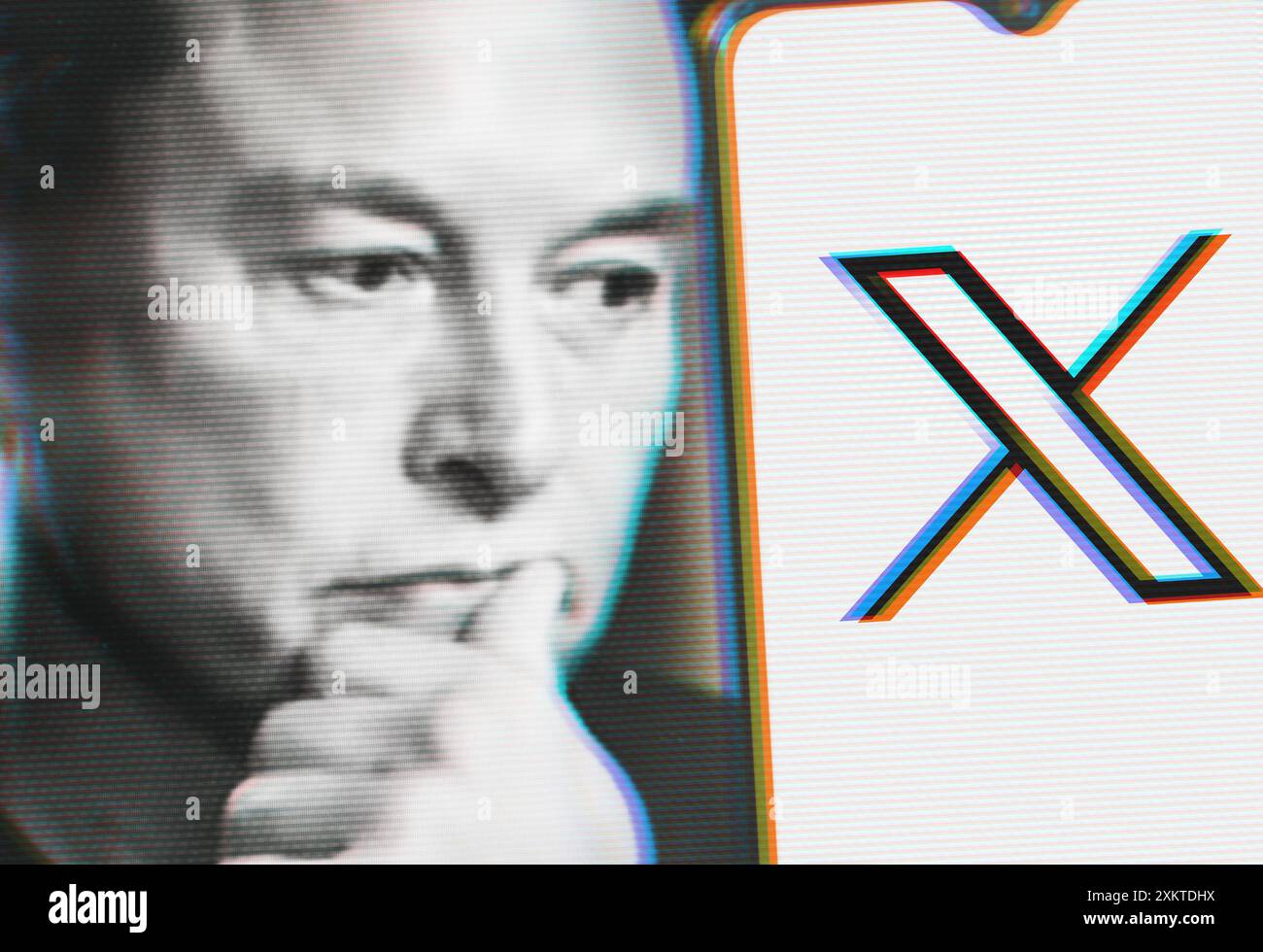 Il pensivo Elon Musk guarda uno smartphone con il nuovo logo Twitter. Copia spazio sullo smartphone. Foto Stock