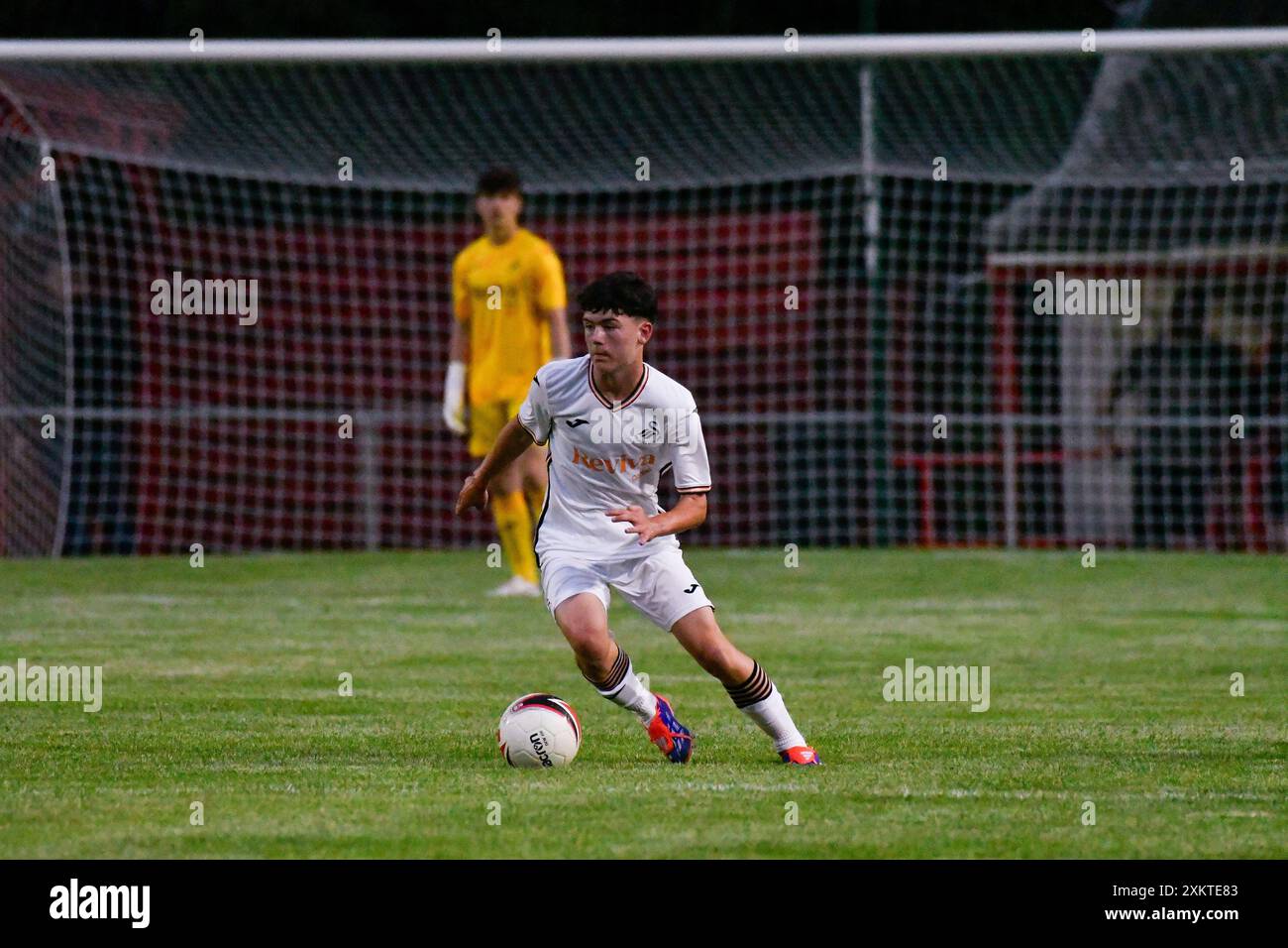 Briton Ferry, Galles. 23 luglio 2024. Alfie Jones di Swansea City sul pallone durante l'amichevole tra Briton Ferry Llansawel e Swansea City Under 18 a Old Road a Briton Ferry, Galles, Regno Unito, il 23 luglio 2024. Crediti: Duncan Thomas/Majestic Media. Foto Stock