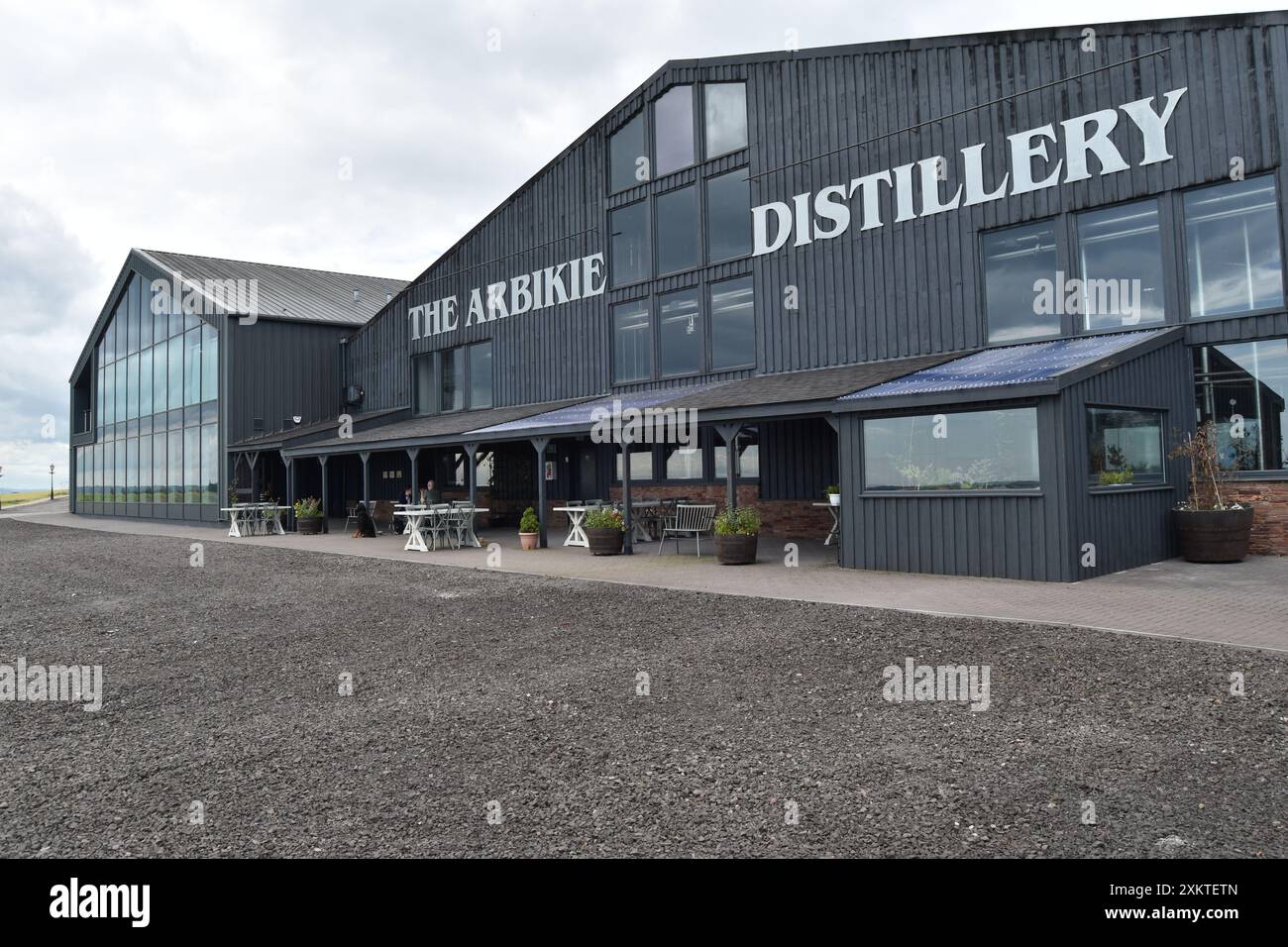 La distilleria Arbikie e il centro visitatori, che si affacciano sulla baia di Lunan vicino a Montrose, ad Angus, in Scozia. Foto Stock