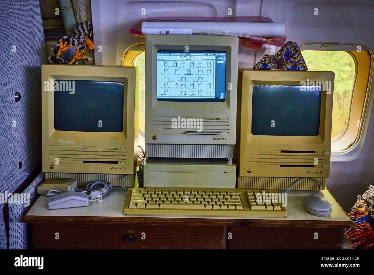 Computer Macintosh se d'epoca in Airplane Cabin Window View Foto Stock