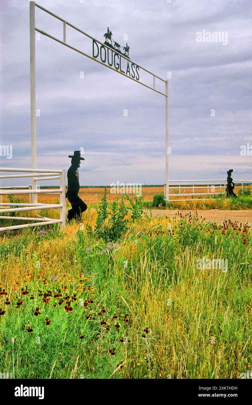 Figure in ferro battuto al ranch gate sulla FM 1085 Road vicino a Sylvester nella regione di Great Plains nella contea di Fisher, Texas, Stati Uniti Foto Stock
