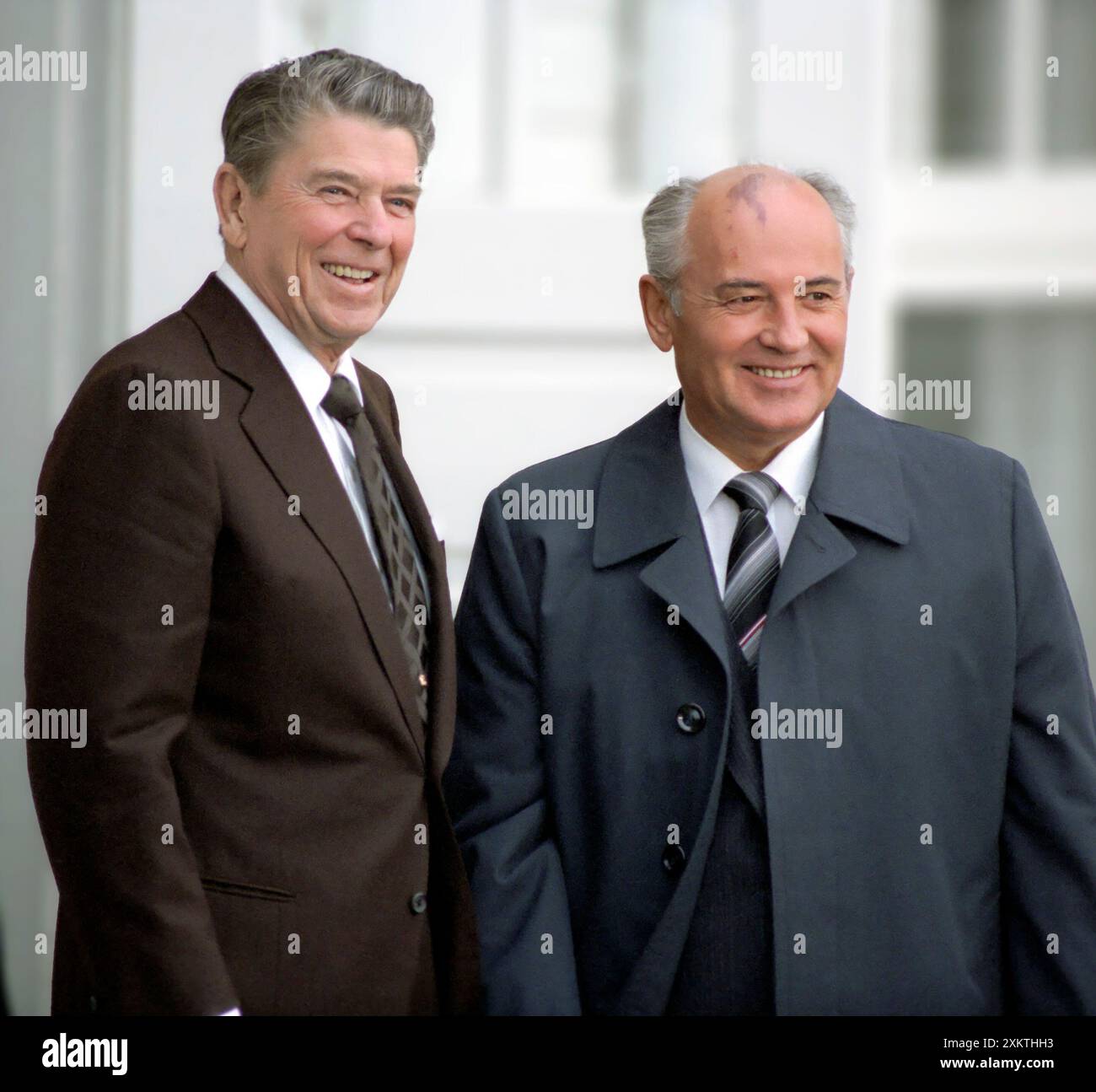 Mikhail Gorbachev e Ronald Reagan... Ritratto dell'ex leader dell'Unione Sovietica, Mikhail Sergeyevich Gorbaciov (1931-2022) e del presidente degli Stati Uniti Ronald Reagan (1911-2004) al vertice islandese di Reykjavik nel 1986 Foto Stock