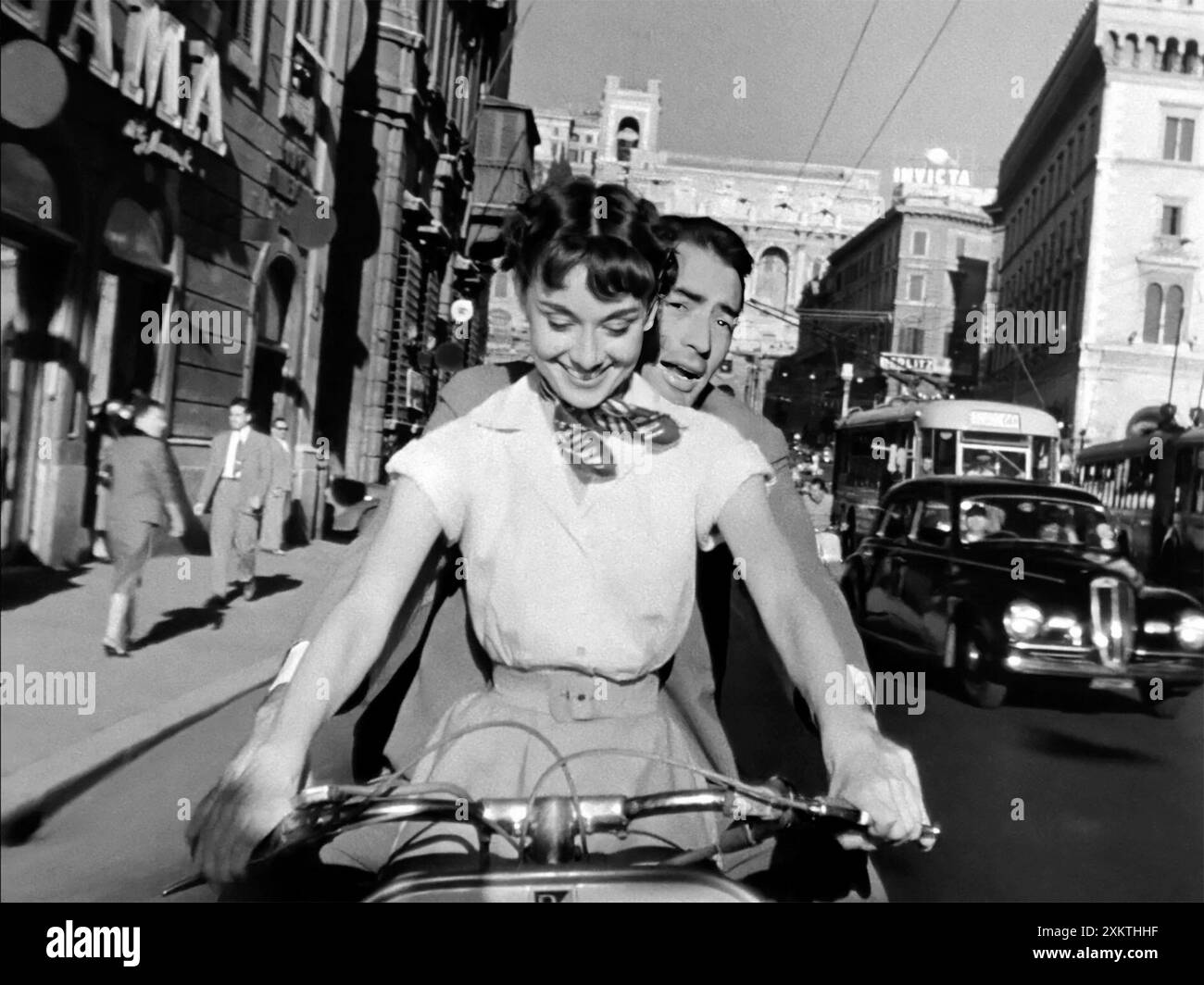 Vacanze romane. Screenshot di Audrey Hepburn e Gregory Peck, su una Vespa, dal trailer del film Roman Holiday, 1953 Foto Stock