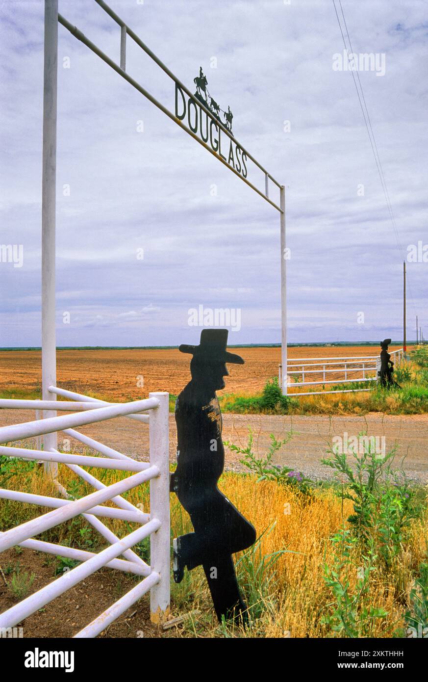 Figura in ferro battuto al ranch gate sulla FM 1085 Road vicino a Sylvester nella regione di Great Plains nella contea di Fisher, Texas, Stati Uniti Foto Stock