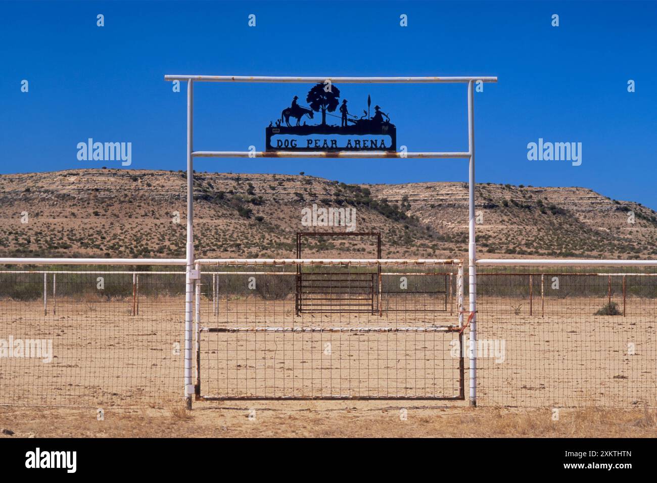 Insegna in ferro battuto al cancello dell'arena vicino a Sheffield presso Stockton Plateau nella contea di Terrel, Texas, Stati Uniti Foto Stock