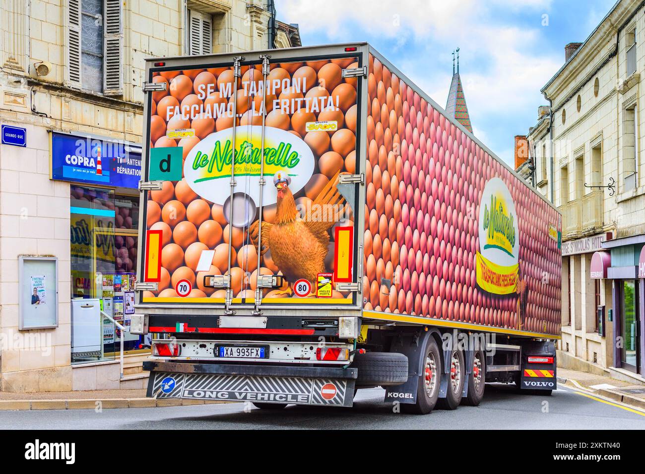 Autocarro italiano "le Naturelle" con un milione di uova che attraversa la città della Francia centrale - Preuilly-sur-Claise, Indre-et-Loire (37), Francia. Foto Stock