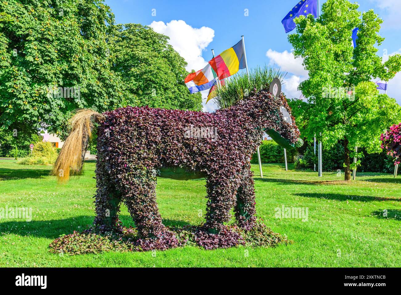 Asino o cavallo a grandezza naturale situato alla rotonda del traffico e fatto di fiori artificiali - Cartesio, Indre-et-Loire (37), Francia. Foto Stock