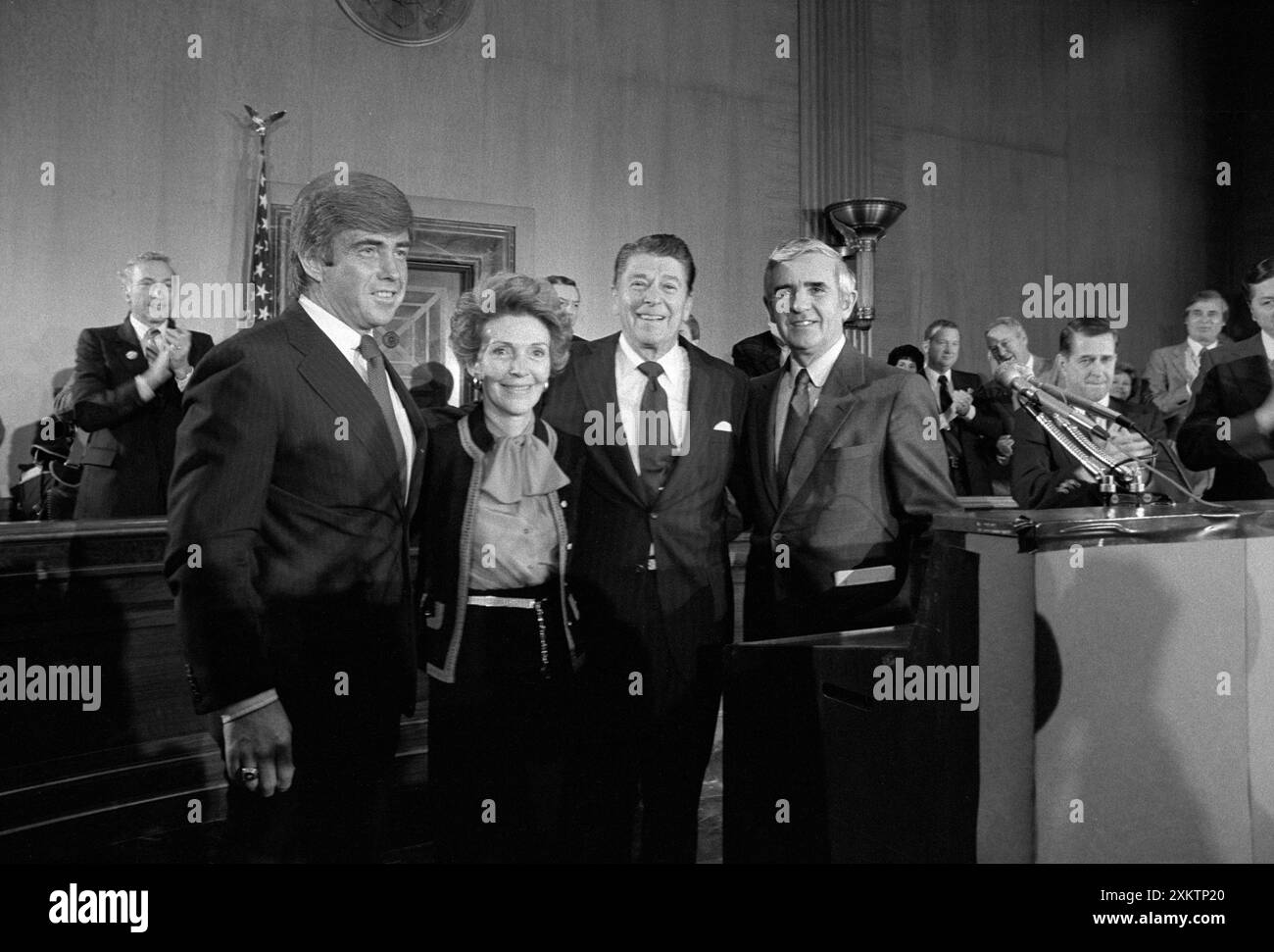 Membro del Congresso degli Stati Uniti Jack Kemp (a sinistra), ex governatore della California Ronald Reagan (seconda a destra) con sua moglie Nancy alla conferenza stampa, New York, New York, USA, Marion S. Trikosko, U.S. News & World Report Magazine Photography Collection, 13 novembre 1979 Foto Stock