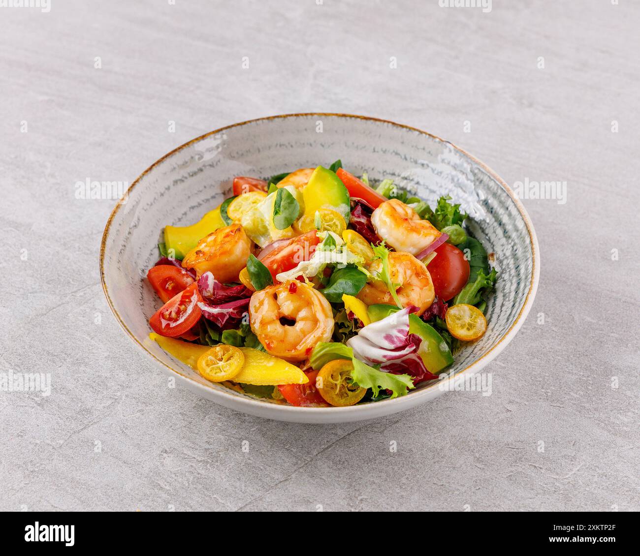 Insalata con gamberetti in salsa agrodolce con mango e avocado. su sfondo grigio Foto Stock