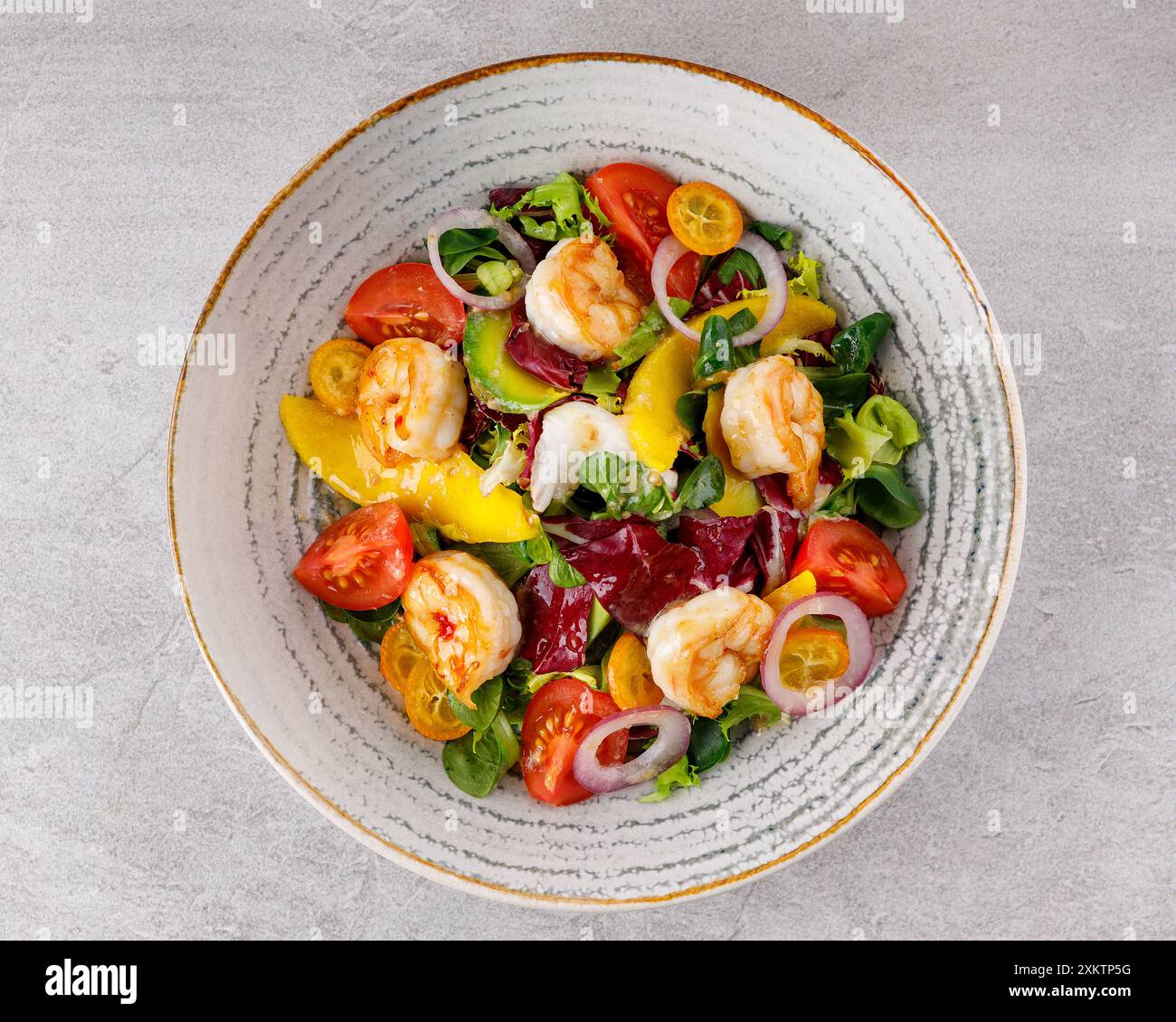 Insalata con gamberetti in salsa agrodolce con mango e avocado. su sfondo grigio Foto Stock