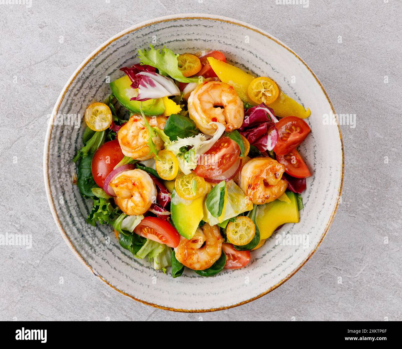 Insalata con gamberetti in salsa agrodolce con mango e avocado. su sfondo grigio Foto Stock