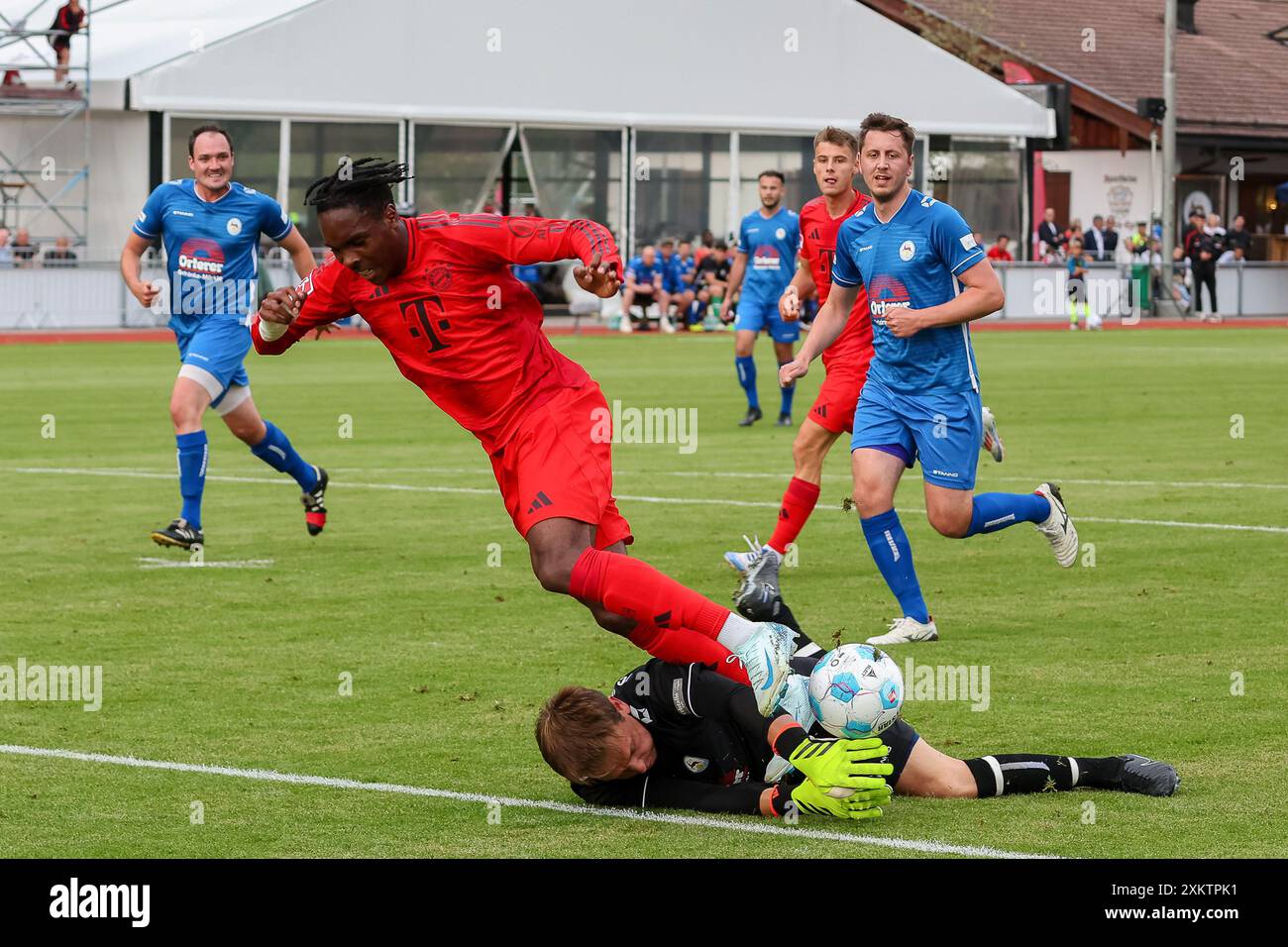 Mathys Tel (FC Bayern Muenchen, 39) im Zweikampf mit Torhueter Mario Weiss (FC Rottach-Egern, 01), FC Rottach-Egern vs. FC Bayern Muenchen, Fussball, Bundesliga, Testspiel, Saison 24/25, 24.07.2024, LE NORMATIVE DFL VIETANO QUALSIASI USO DI FOTOGRAFIE COME SEQUENZE DI IMMAGINI, foto: Eibner-Pressefoto/Jenni Maul Foto Stock