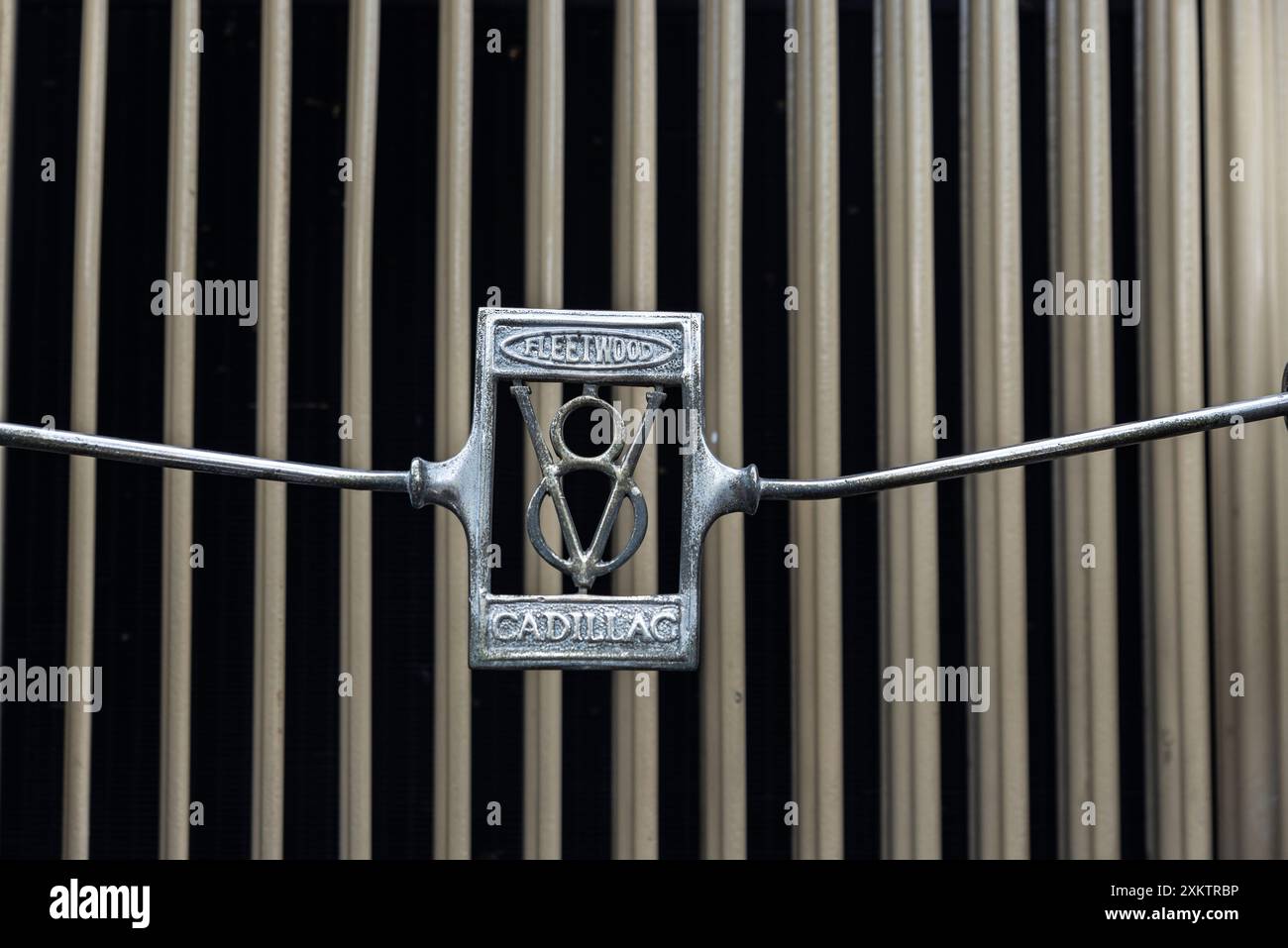 Barcellona, Spagna - 6 aprile 2024: Firma e logo di una vecchia auto retrò degli anni '1920 del marchio Cadillac Fleetwood parcheggiata in una strada di Barcellona, CA Foto Stock