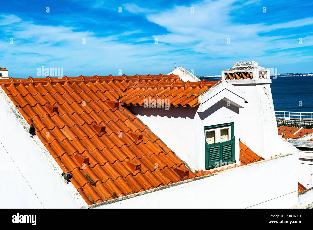 Lisbona, la capitale del Portogallo. Viaggia attraverso le immagini dei luoghi più suggestivi: Belem, Ponte 25 de Abril, Castello di Sao Jorge. Foto Stock