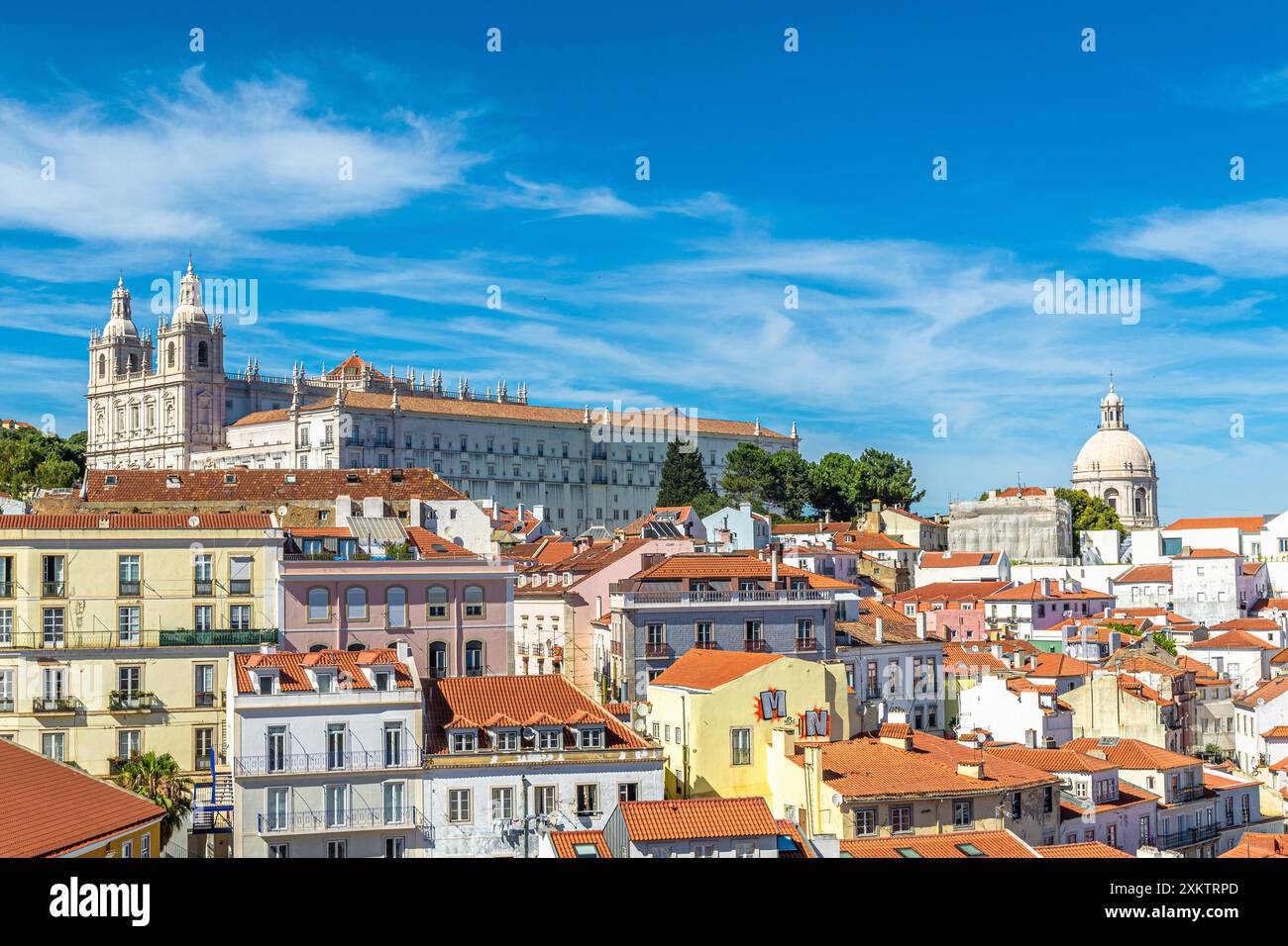 Lisbona, la capitale del Portogallo. Viaggia attraverso le immagini dei luoghi più suggestivi: Belem, Ponte 25 de Abril, Castello di Sao Jorge. Foto Stock