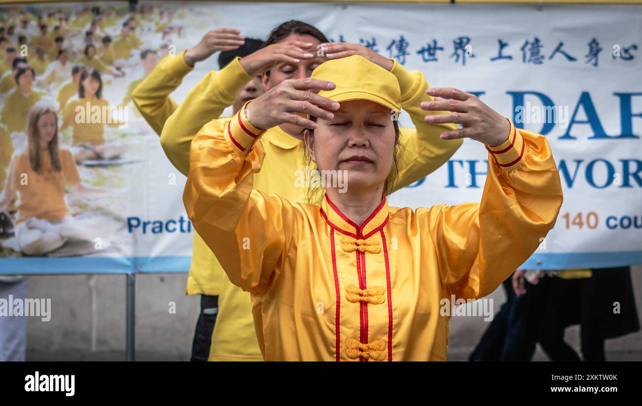 Il Falun Gong medita e manifesta pacificamente all'esterno della National Gallery di Londra. Foto Stock
