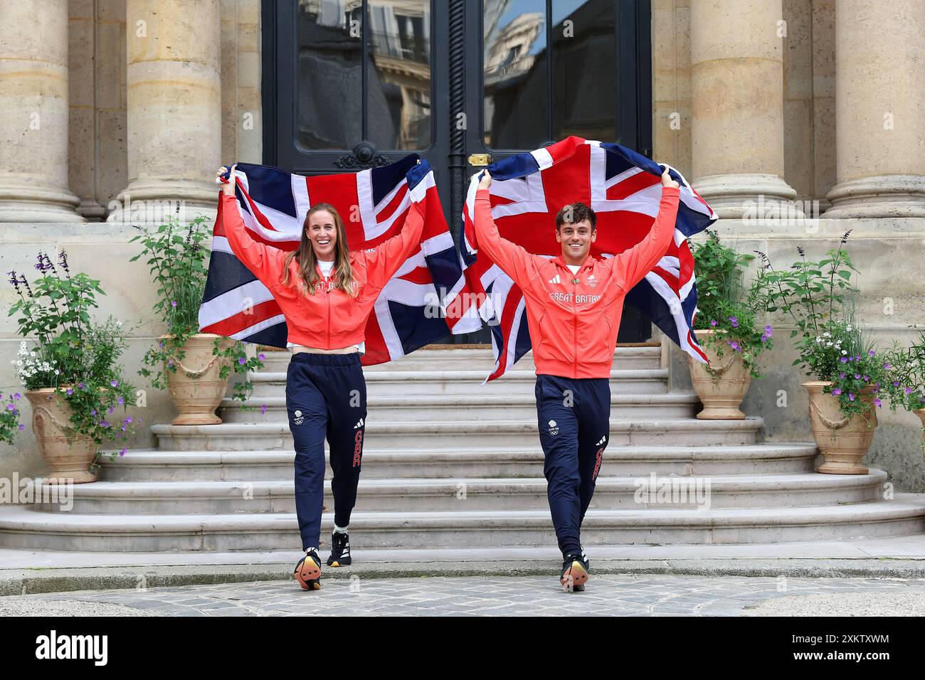 Helen Glover e Tom Daley della Gran Bretagna durante l'annuncio del Team GB Flagbearer all'ambasciata britannica a Parigi. I due porteranno la Union Flag a nome del team durante la processione della flottiglia di questo venerdì lungo la Senna, dopo essere stati invitati a farlo dallo Chef de Mission Mark England del Team GB al ricevimento del team presso l'ambasciata britannica questa sera. Data foto: Mercoledì 24 luglio 2024. Foto Stock