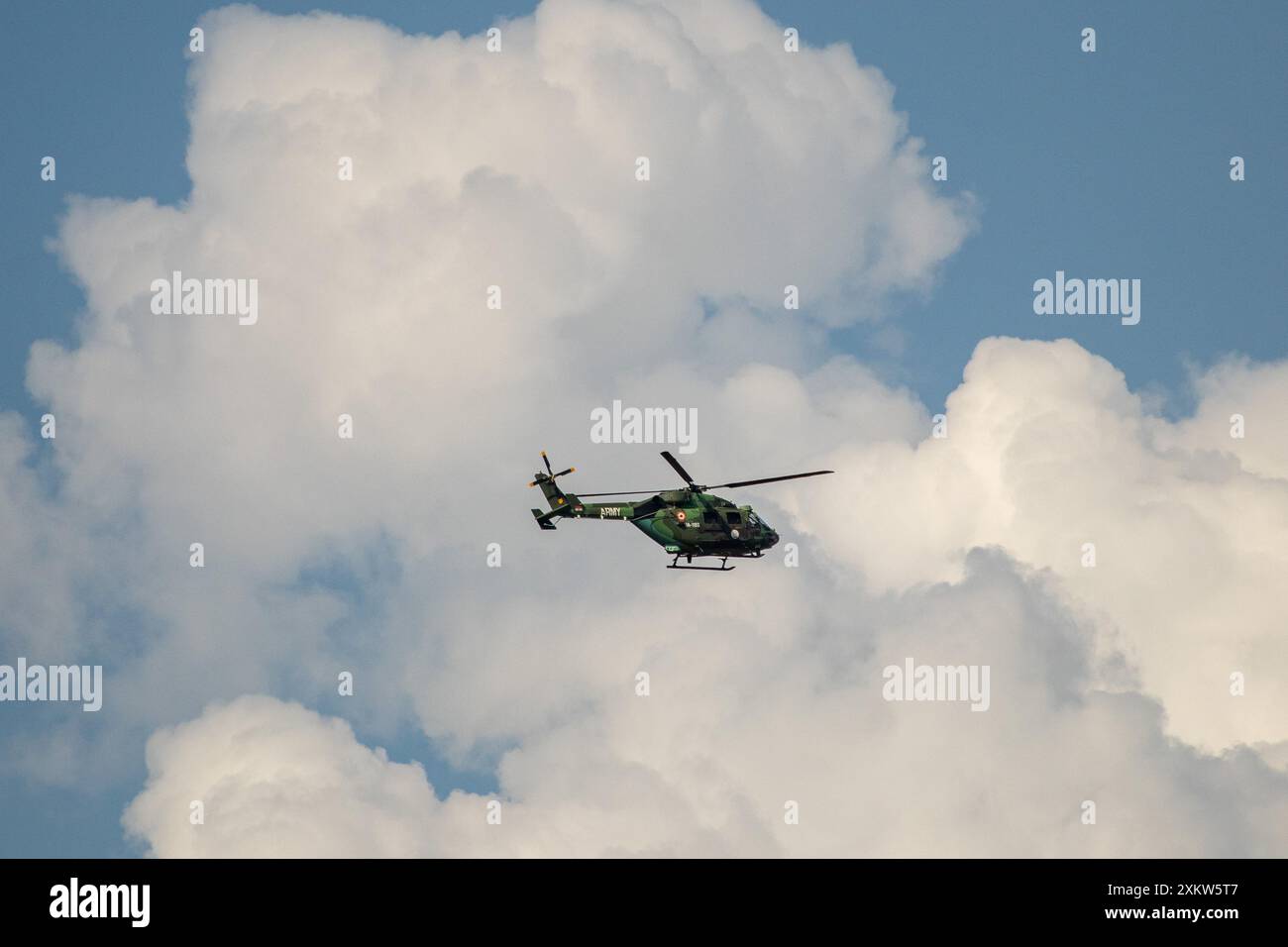 Un elicottero dell'esercito indiano pattuglia sopra un cielo in una calda giornata estiva a Srinagar, la capitale della regione himalayana del Kashmir. Foto Stock