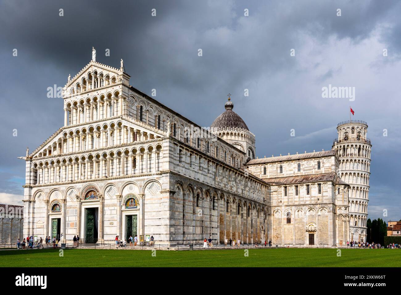 Il Duomo (Duomo) e la Torre Pendente di Pisa, campo dei Miracoli, Pisa, Toscana, Italia. Foto Stock
