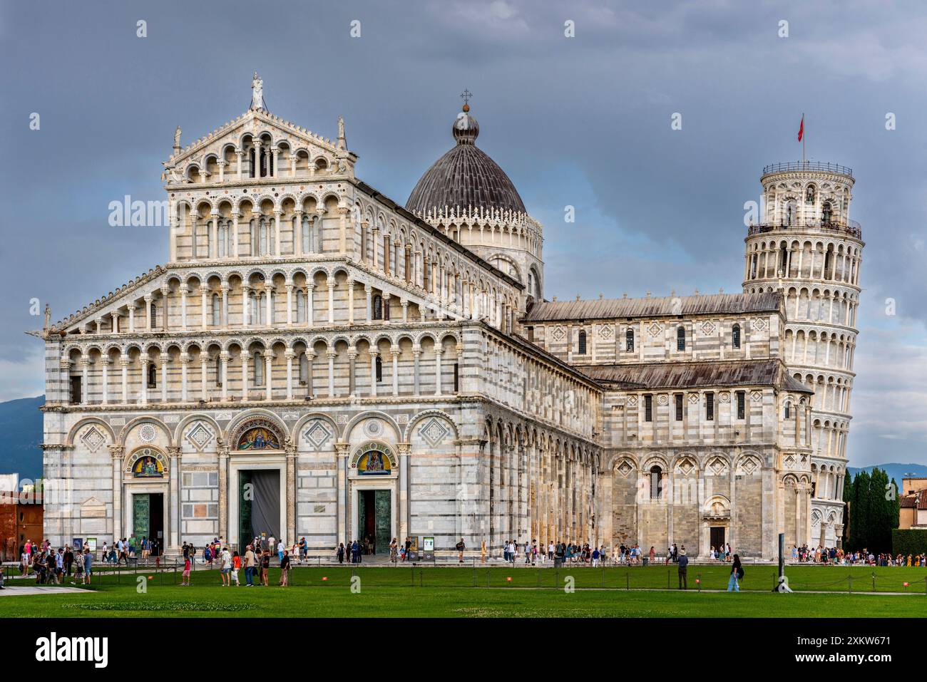 Il Duomo (Duomo) e la Torre Pendente di Pisa, campo dei Miracoli, Pisa, Toscana, Italia. Foto Stock