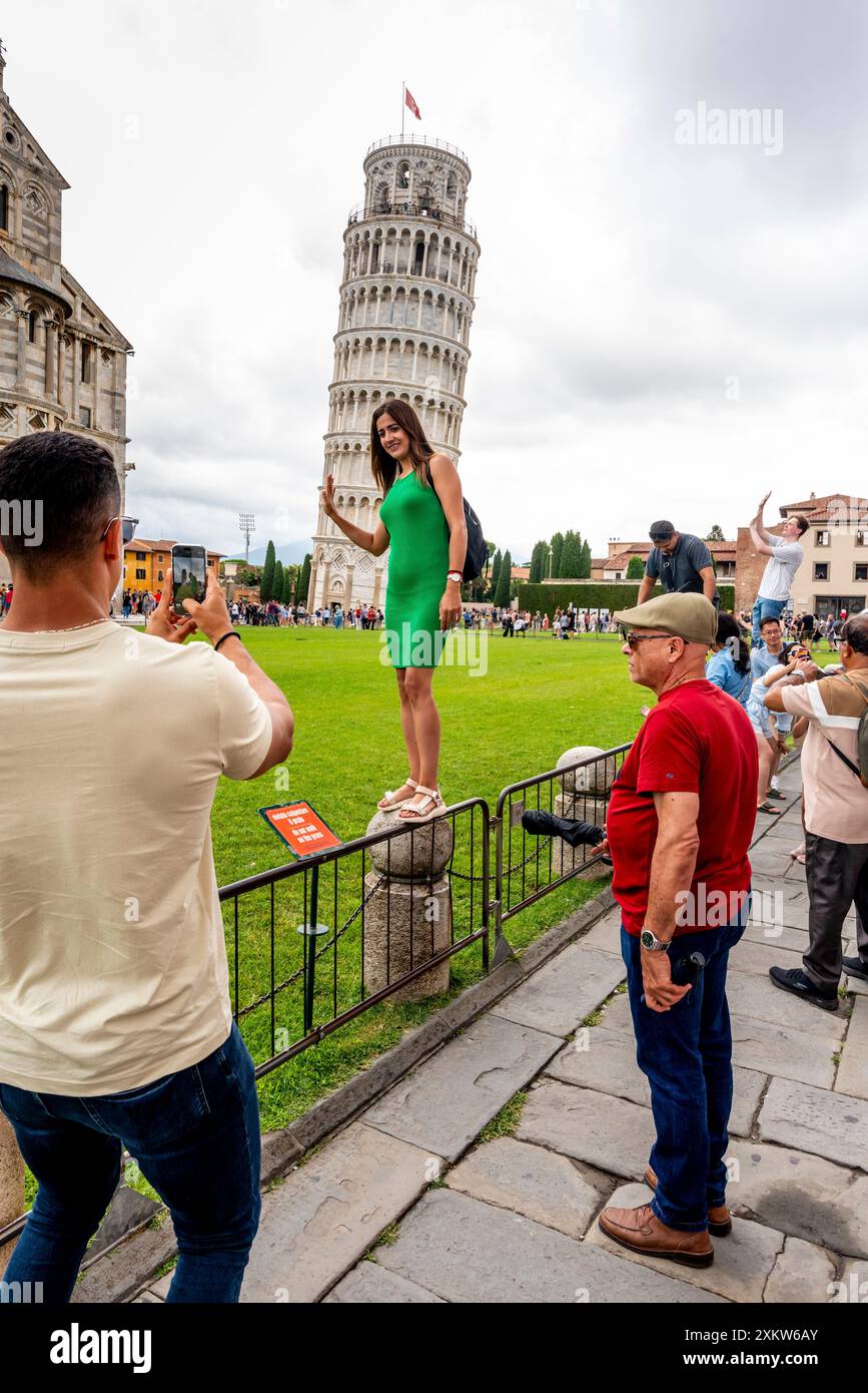 I visitatori posano per le fotografie alla Torre Pendente di Pisa, il campo dei Miracoli, Pisa, Toscana, Italia. Foto Stock