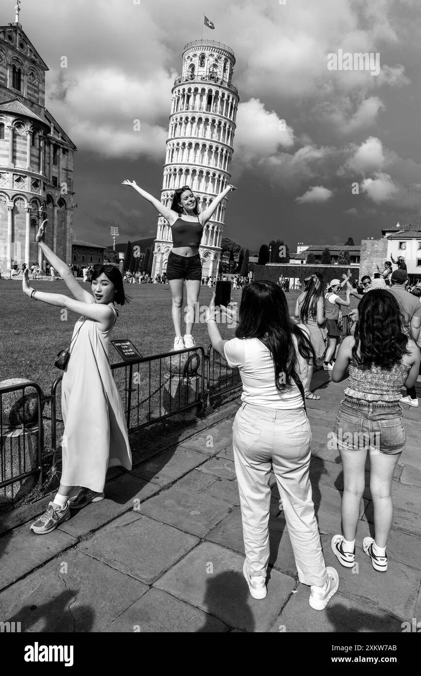 Giovani donne in posa per le fotografie alla Torre Pendente di Pisa, il campo dei Miracoli, Pisa, Toscana, Italia. Foto Stock