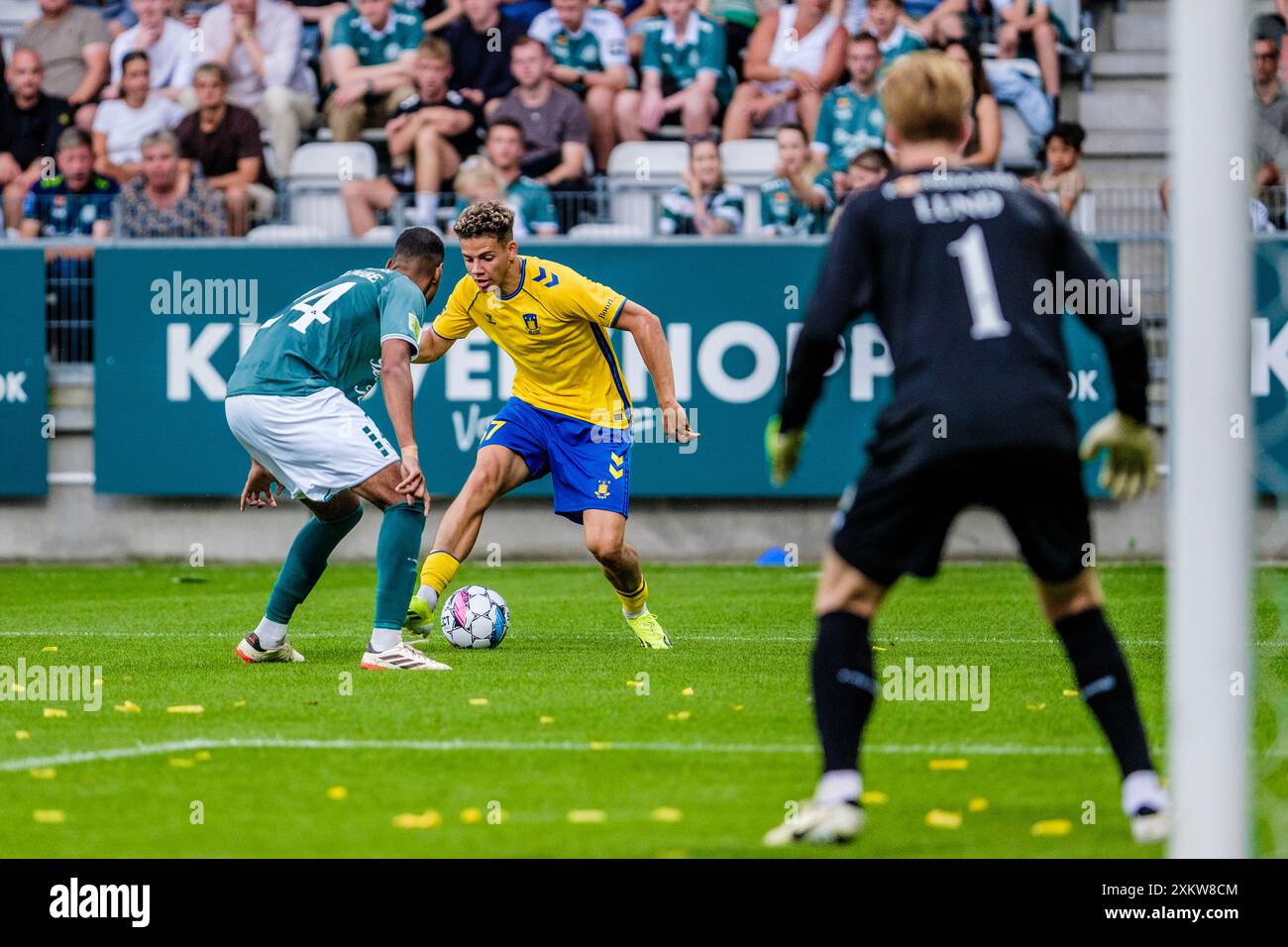 Viborg, Danimarca. 21 luglio 2024. Clement Bischoff (37) di Broendby IF e Daniel Anyembe (24) di Viborg FF visto durante il 3F Superliga match tra Viborg FF e Broendby IF all'Energy Viborg Arena di Viborg. Foto Stock