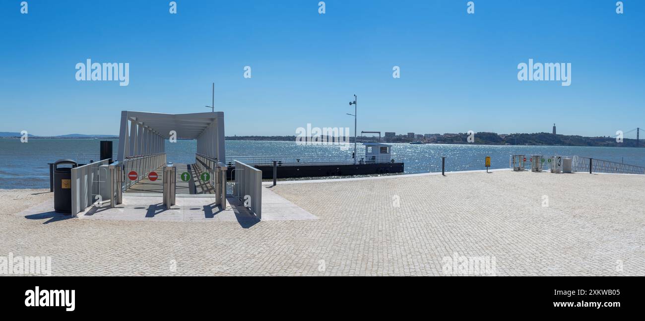 Molo d'imbarco della stazione fluviale di Lisbona per scopi turistici. Lisbona-Portogallo Foto Stock