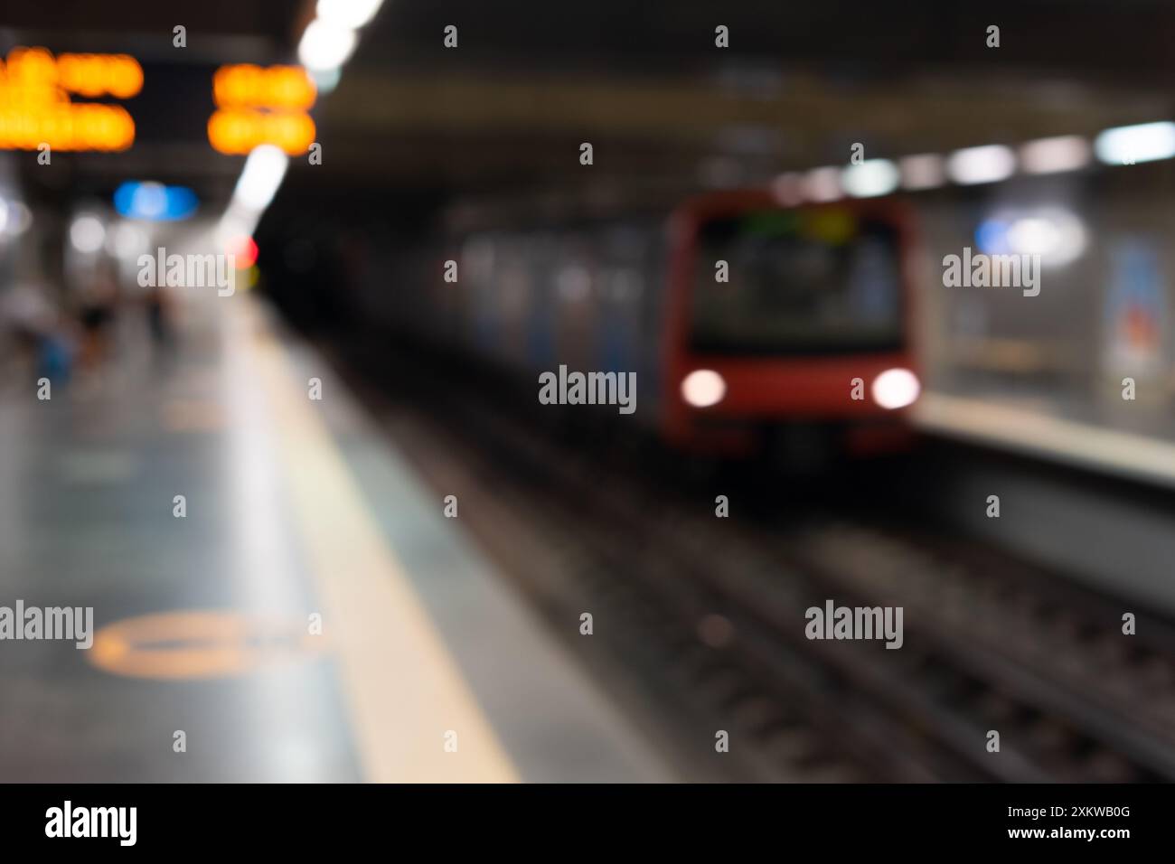 All'interno della stazione della metropolitana di Baixa-Chiado a Lisbona con immagine sfocata di una carrozza. Foto Stock