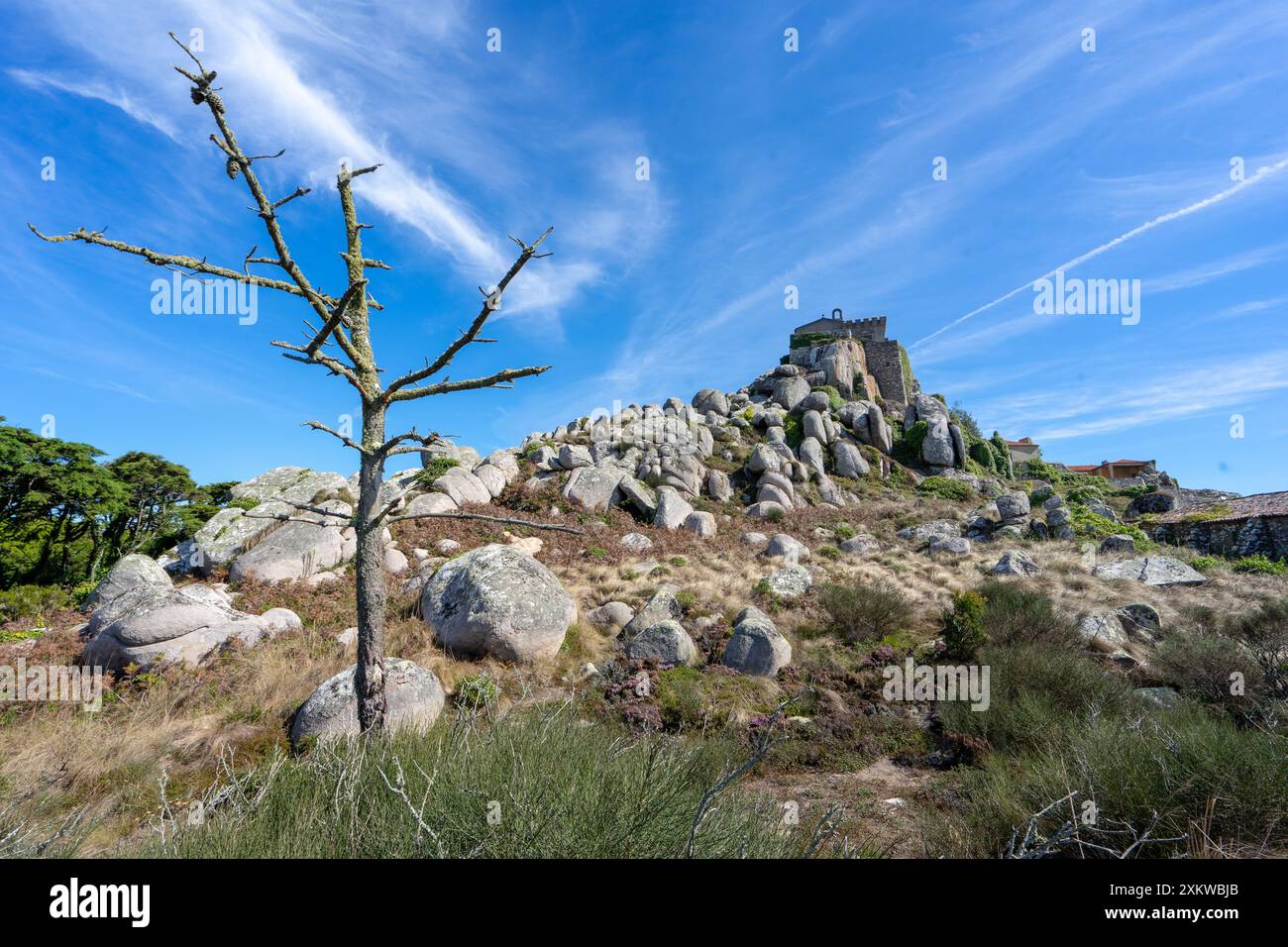 Parte del Palazzo Peninha a Sintra vista dal basso con rocce in primo piano. Foto Stock