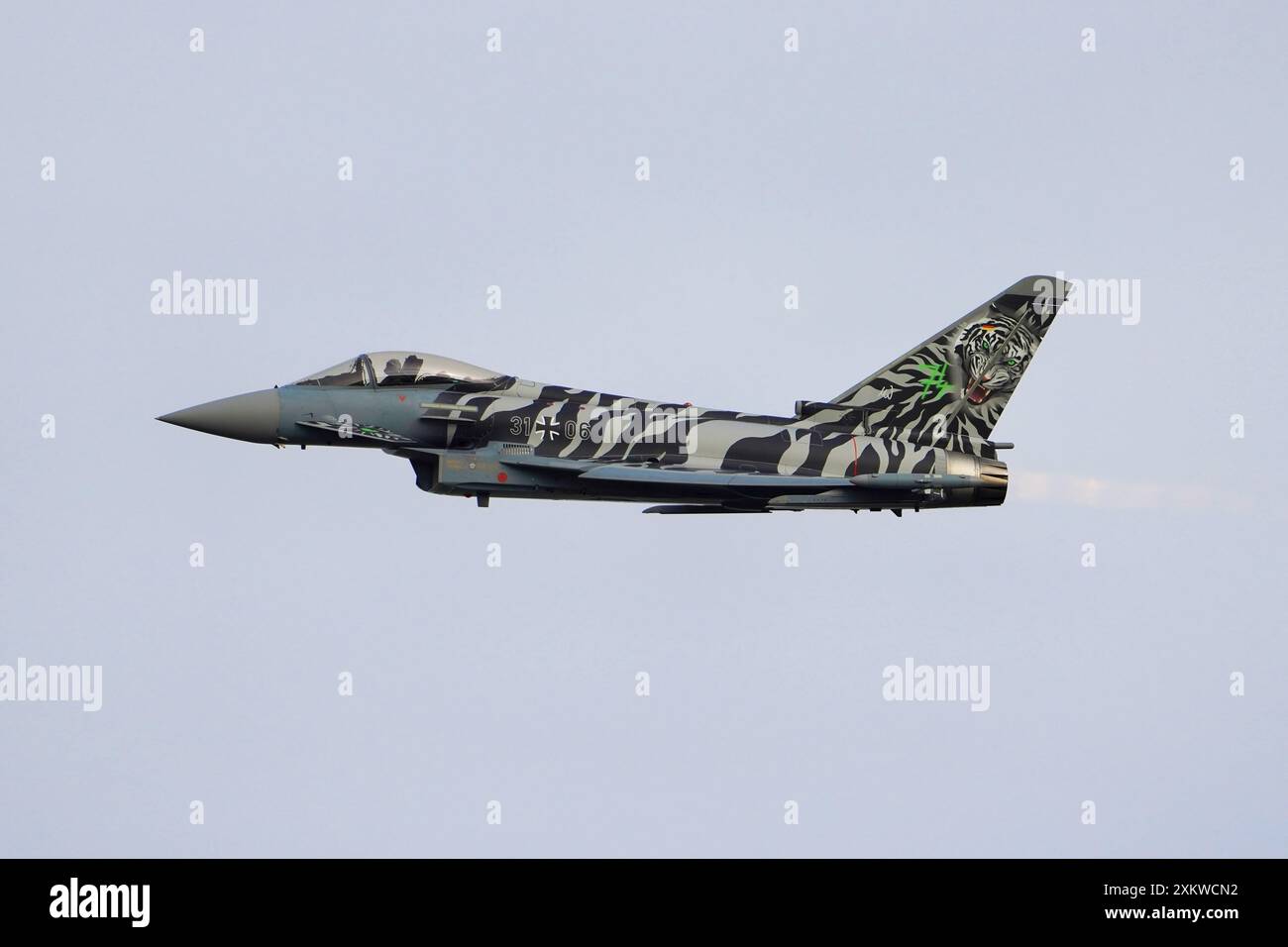 L'Eurofighter EF2000 dell'Aeronautica militare tedesca esibisce al Royal International Air Tattoo 2024 della RAF Fairford. Foto Stock