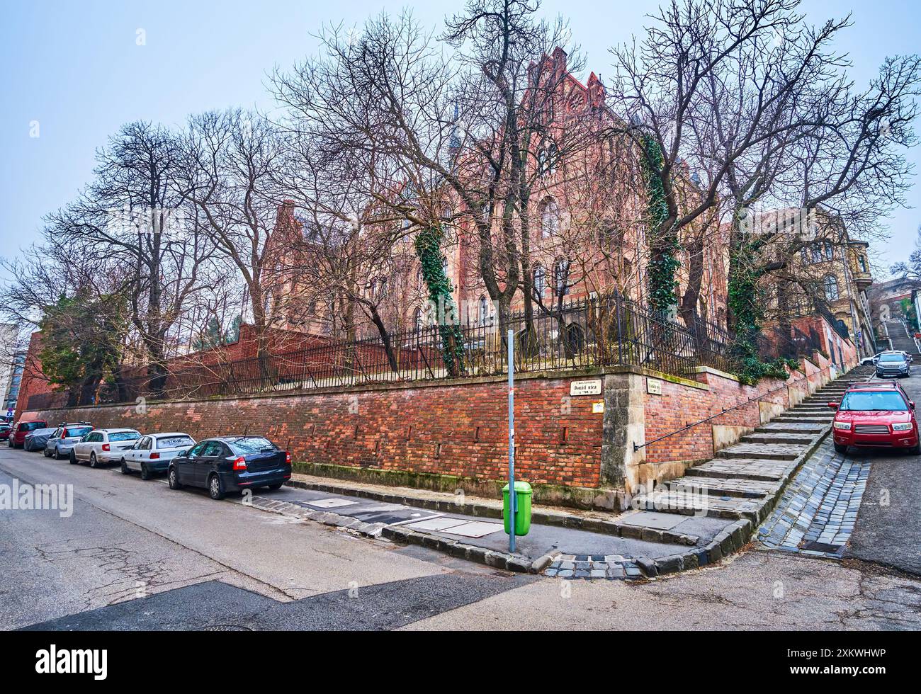 L'eccezionale edificio in stile neogotico Toldy Ferenc Gimnazium (scuola superiore) dietro gli alberi, Budapest, Ungheria Foto Stock