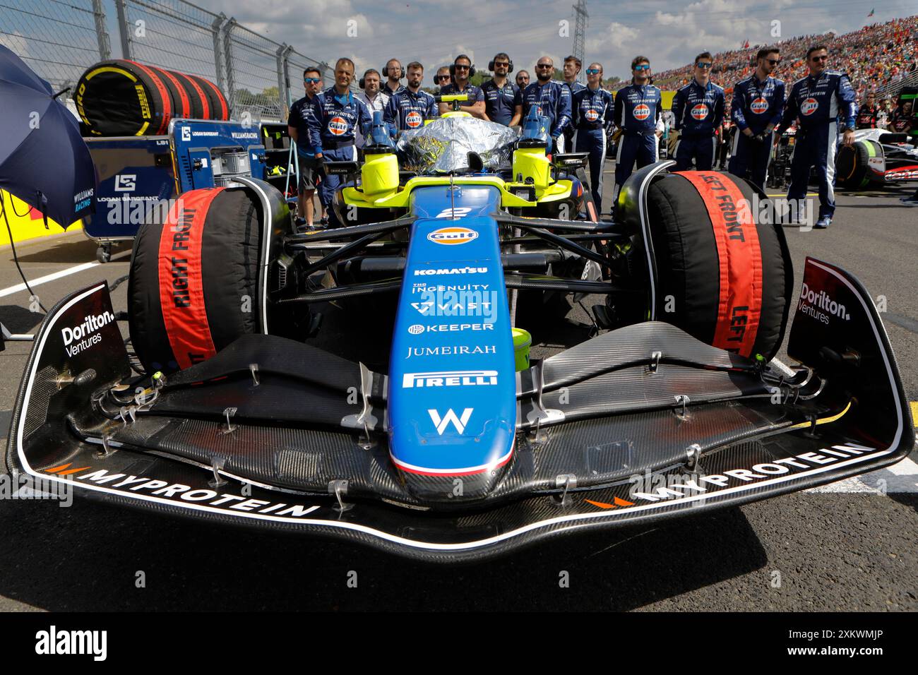 Mogyorod, Ungheria. 21 luglio 2024. Formula 1 Gran Premio d'Ungheria a Hungaroring, Ungheria. Nella foto: I membri del team Williams Racing sono in piedi dietro Williams FW46 di Logan Sargeant (USA) in griglia prima dell'inizio della gara © Piotr Zajac/Alamy Live News Foto Stock