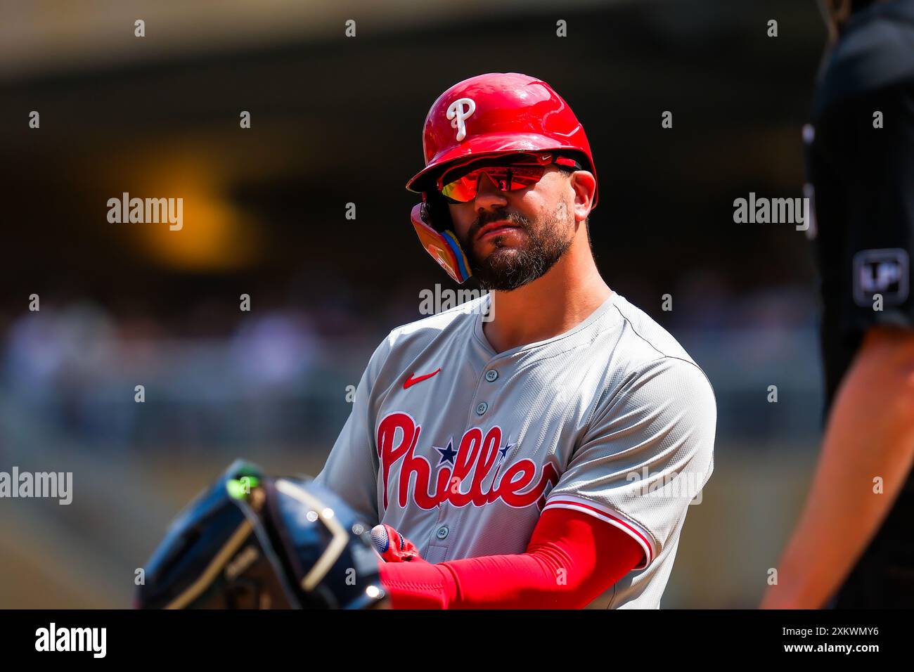 Minneapolis, Minnesota, Stati Uniti. 24 luglio 2024. Il battitore designato dai Philadelphia Phillies KYLE SCHWARBER (12) lo guarda durante una partita della MLB tra i Minnesota Twins e i Philadelphia Phillies al Target Field. I Twins vinsero 5-4. (Immagine di credito: © Steven Garcia/ZUMA Press Wire) SOLO PER USO EDITORIALE! Non per USO commerciale! Foto Stock