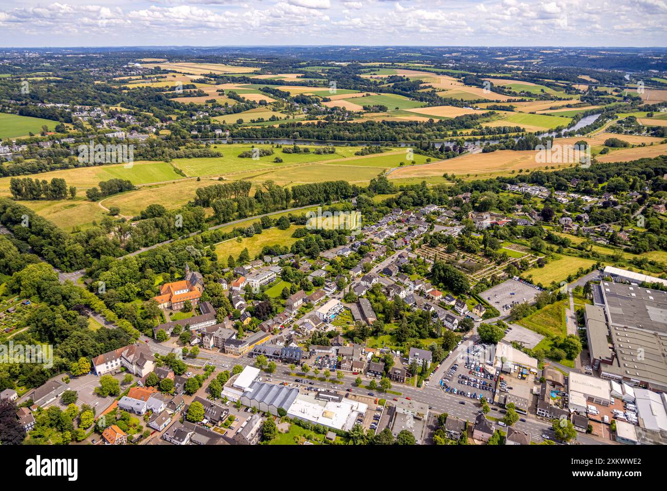 Luftbild, Fluss Ruhr und Saarn-Mendener Ruhraue Landschaftsschutzgebiet LSG, kath. Friedhof, Links das Kloster Saarn, Saarn, Mülheim an der Ruhr, Ruhrgebiet, Nordrhein-Westfalen, Deutschland ACHTUNGxMINDESTHONORARx60xEURO *** Vista aerea, fiume Ruhr e Saarn Mendener Ruhraue area di conservazione del paesaggio LSG, cimitero cattolico, lasciato il monastero Saarn, Saarn, Mülheim an der Ruhraue, area di Saarn, Germania, restrenxratronferi, Germania, Germania, Germania Foto Stock